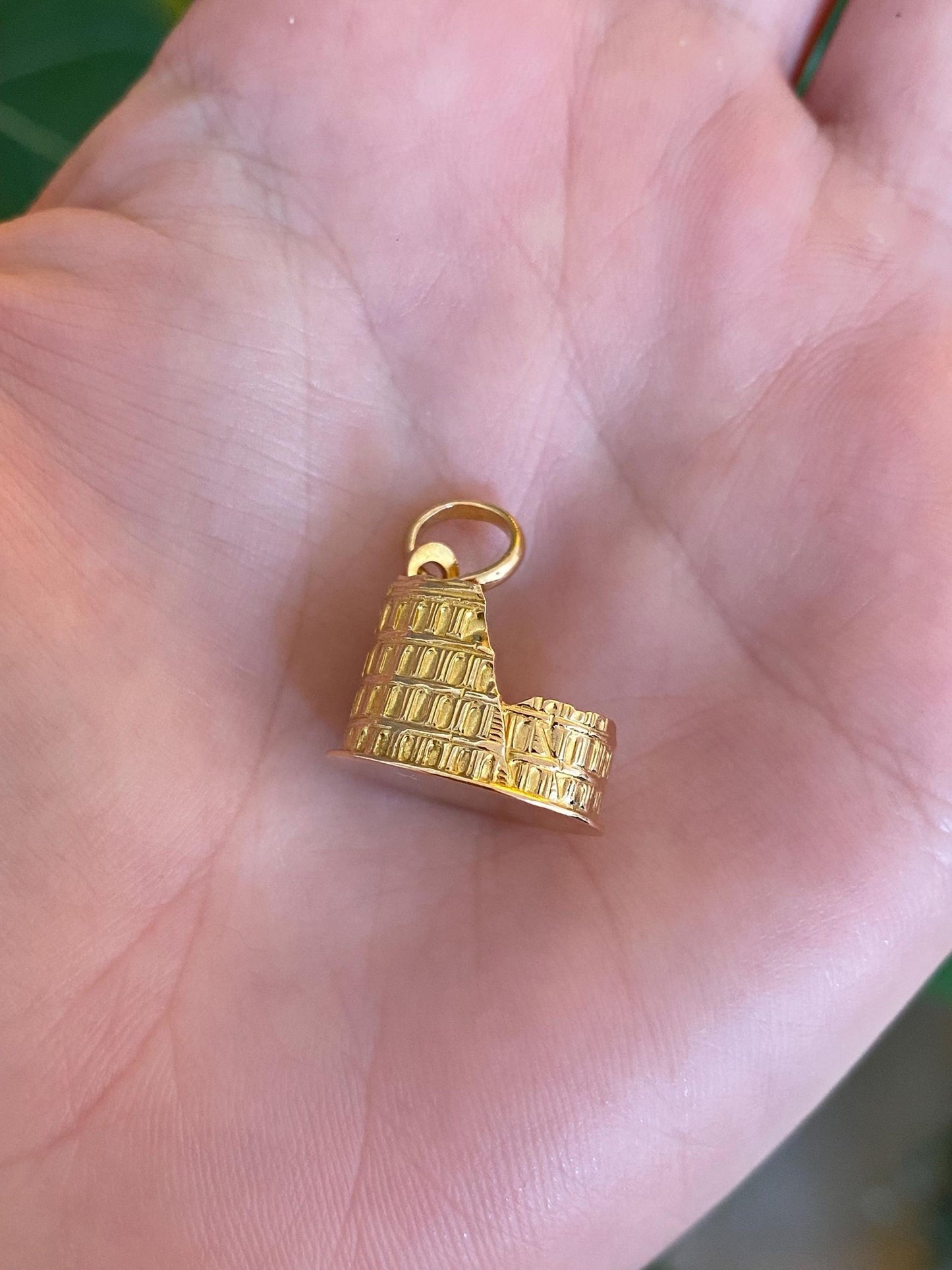 Vintage Solid 18k Yellow Gold Colluseum Charm
