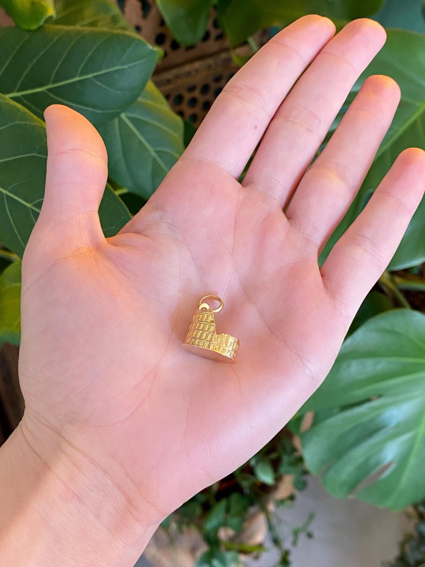 Vintage Solid 18k Yellow Gold Colluseum Charm