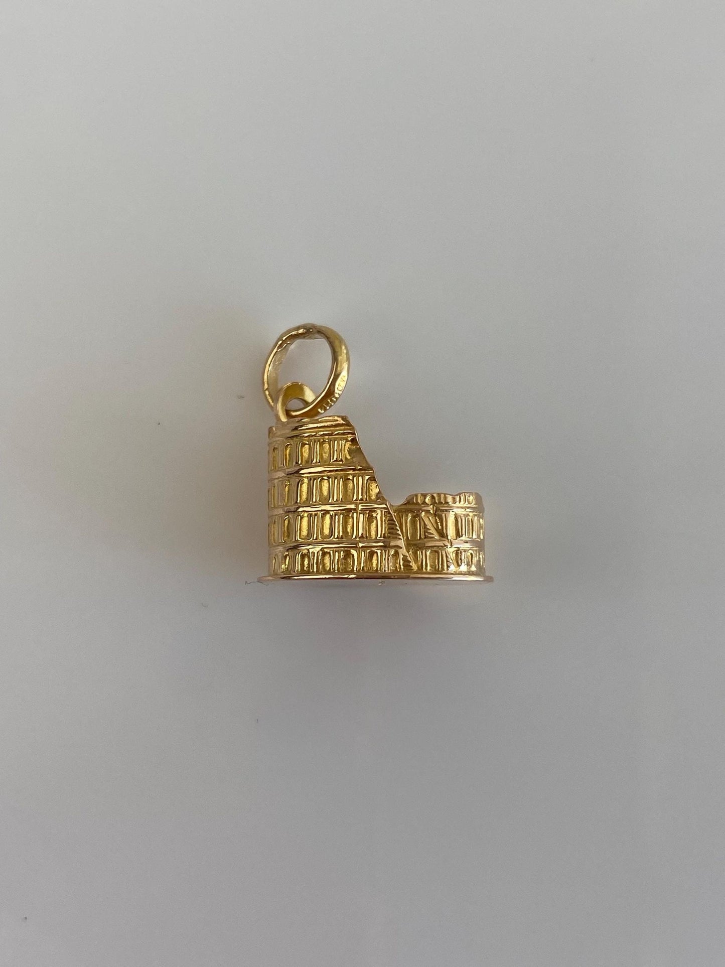 Vintage Solid 18k Yellow Gold Colluseum Charm