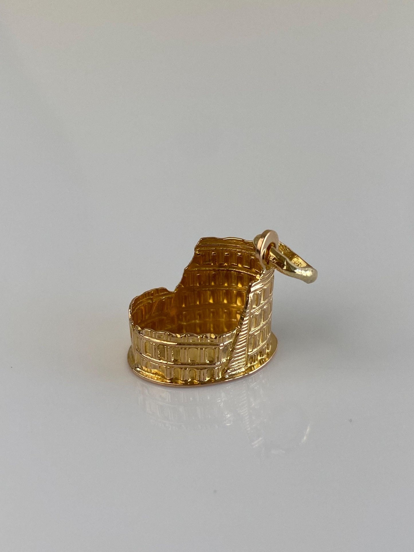 Vintage Solid 18k Yellow Gold Colluseum Charm
