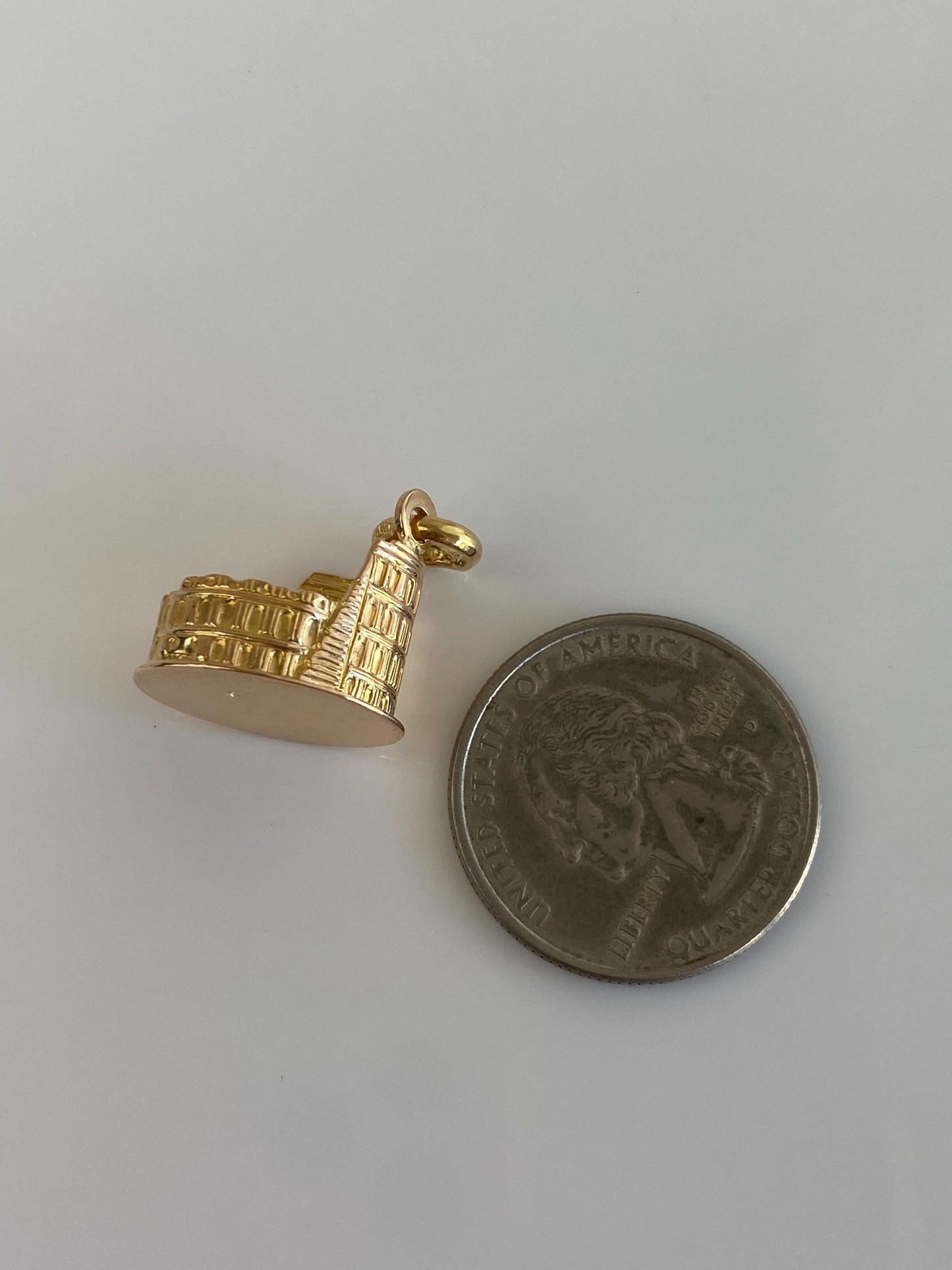 Vintage Solid 18k Yellow Gold Colluseum Charm