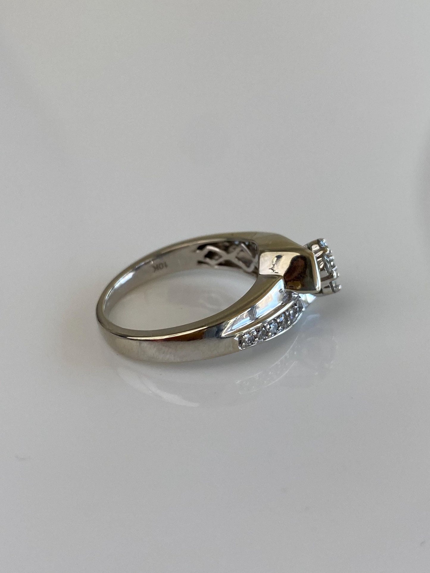 Vintage Solid 10k White Gold Diamond Cluster Twist Ring - Size 7