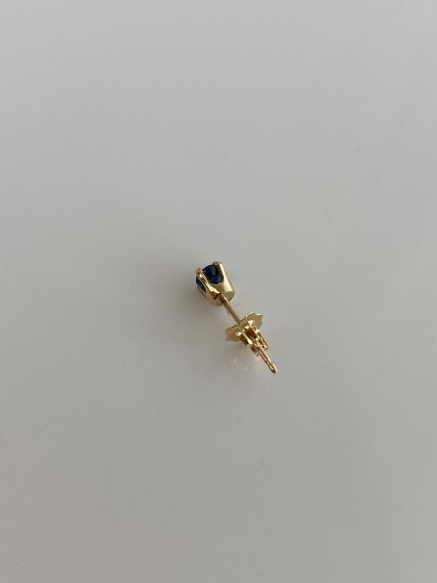 Vintage Solid 14k Yellow Gold SINGLE Blue Sapphire Stud Earring