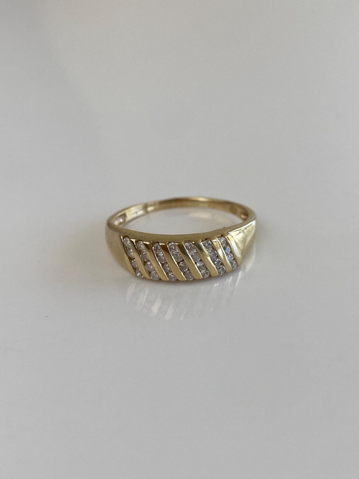 Vintage Solid 10k Yellow Gold Diamond Ring Band - Size 8.25