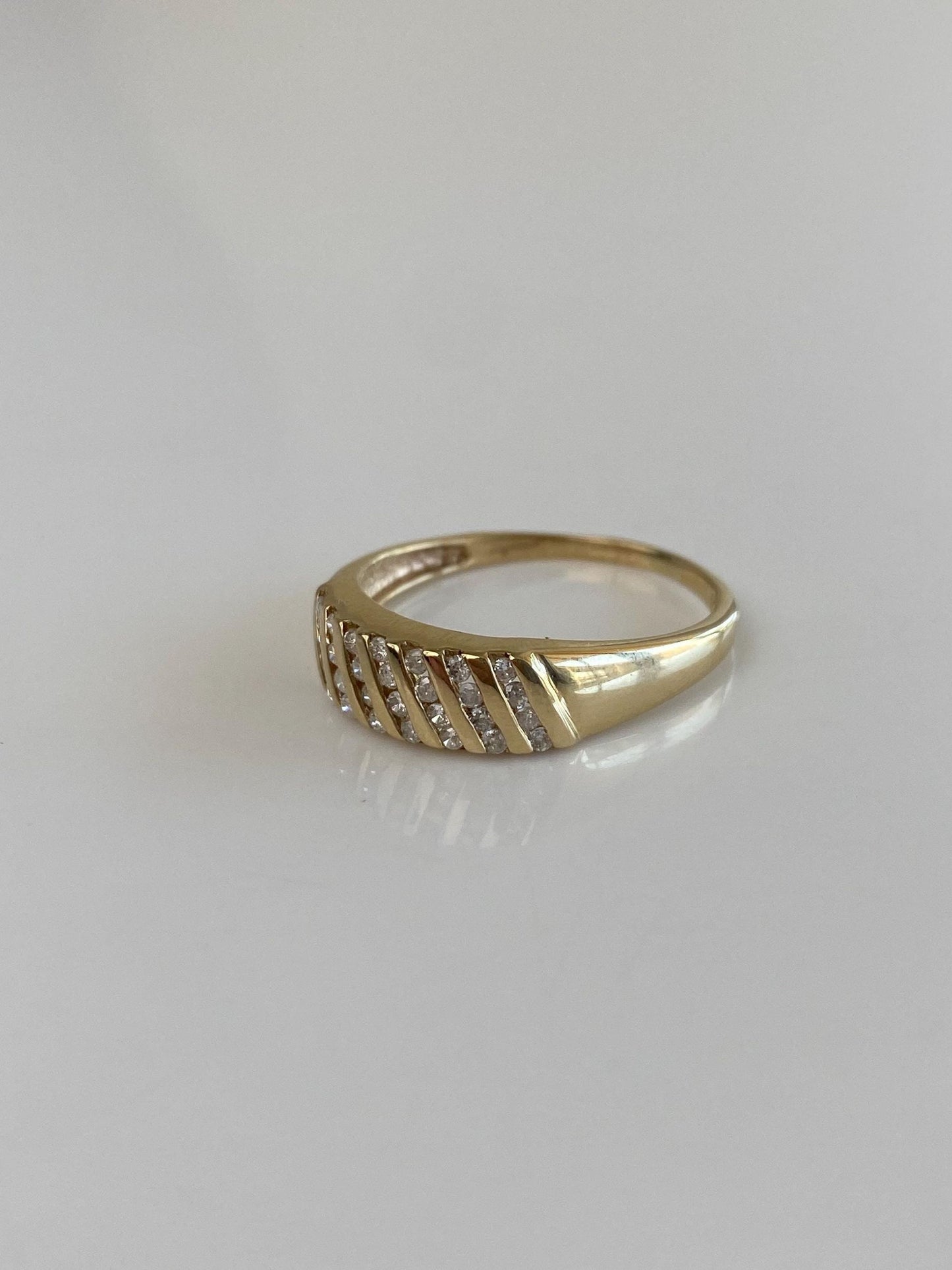 Vintage Solid 10k Yellow Gold Diamond Ring Band - Size 8.25