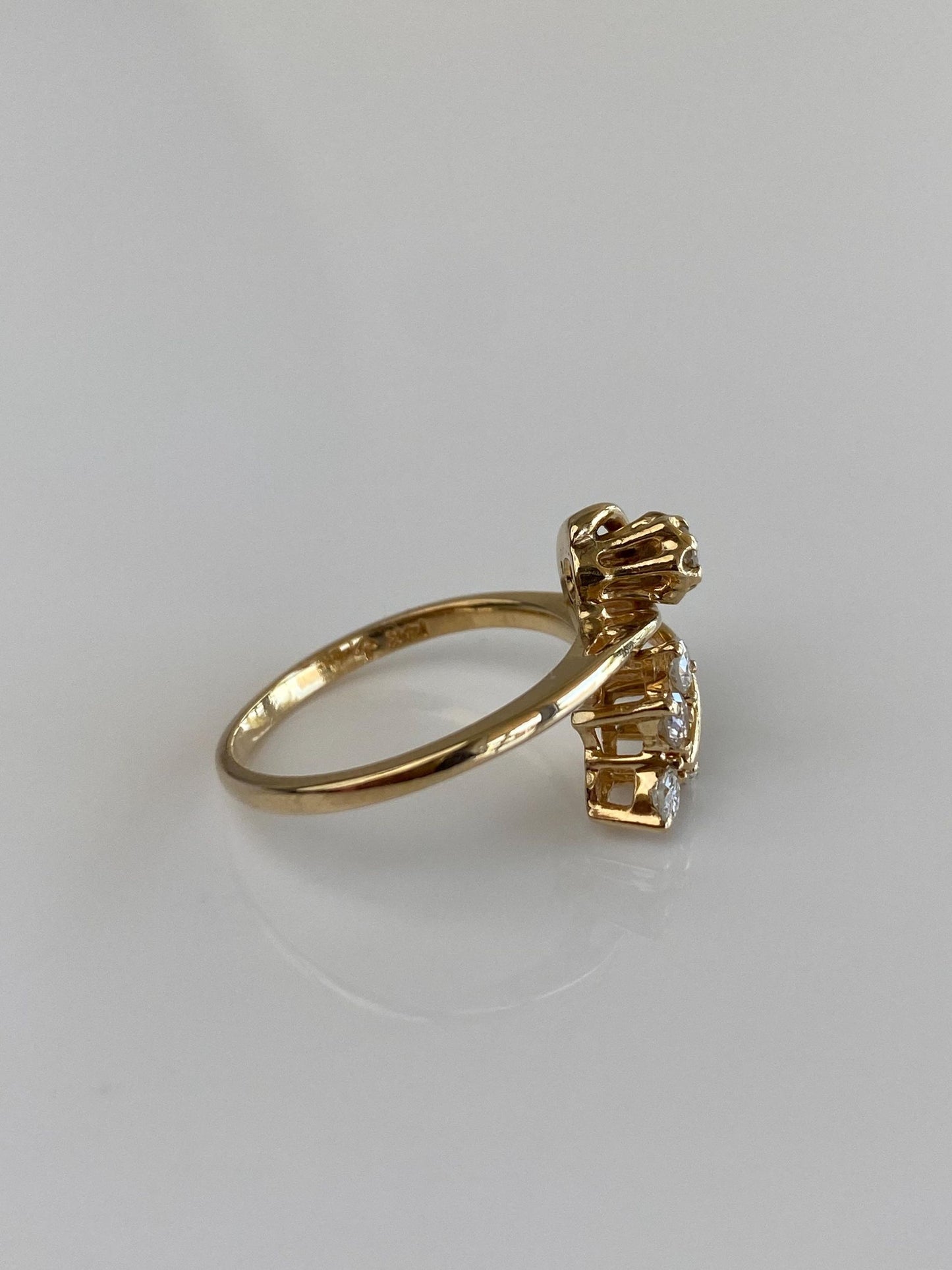 Vintage Solid 14k Yellow Gold Diamond Design Ring - Size 5.25