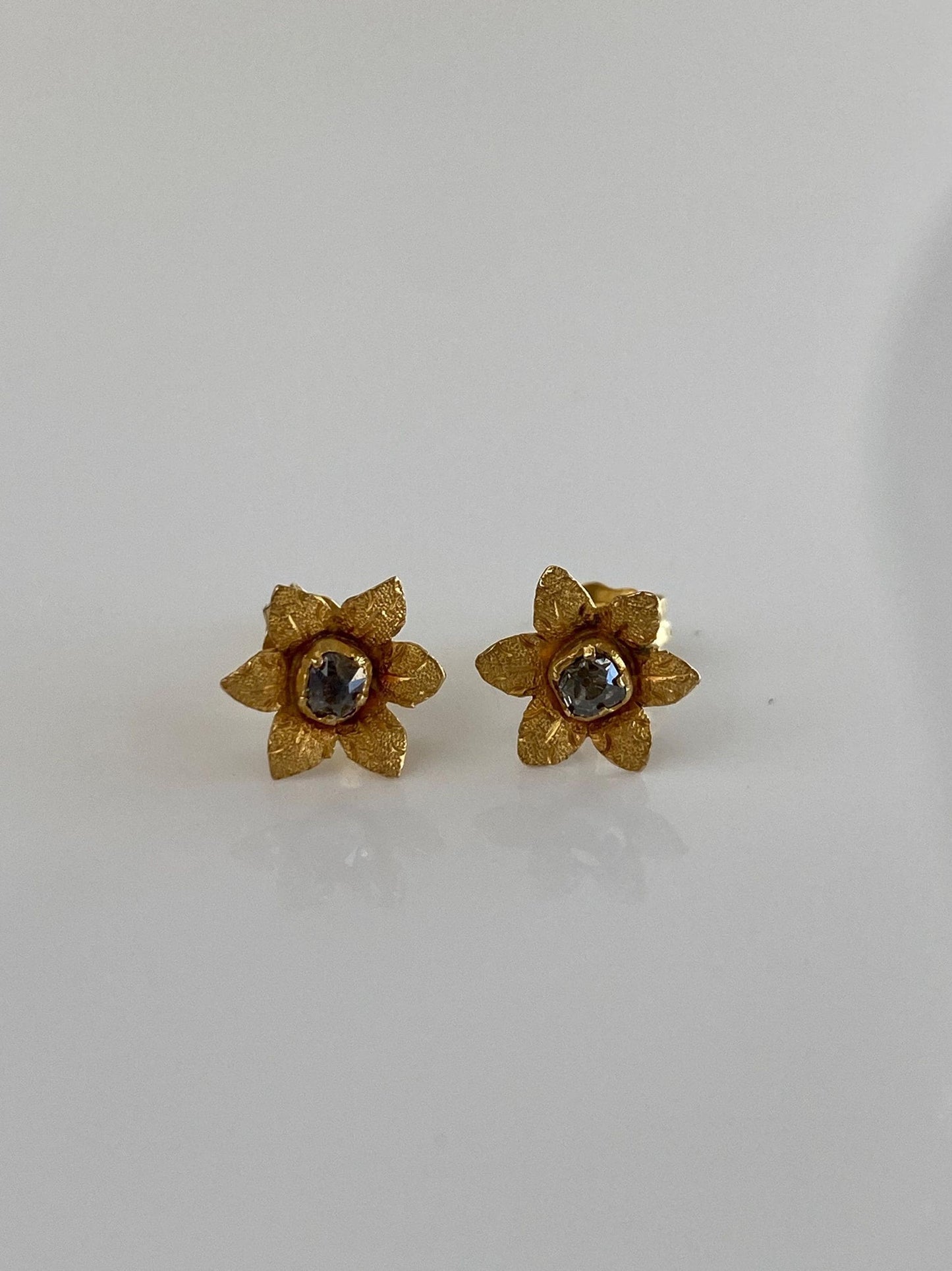 Vintage Solid 18k Yellow Gold Old Mine Cut Diamond Flower Stud Earrings