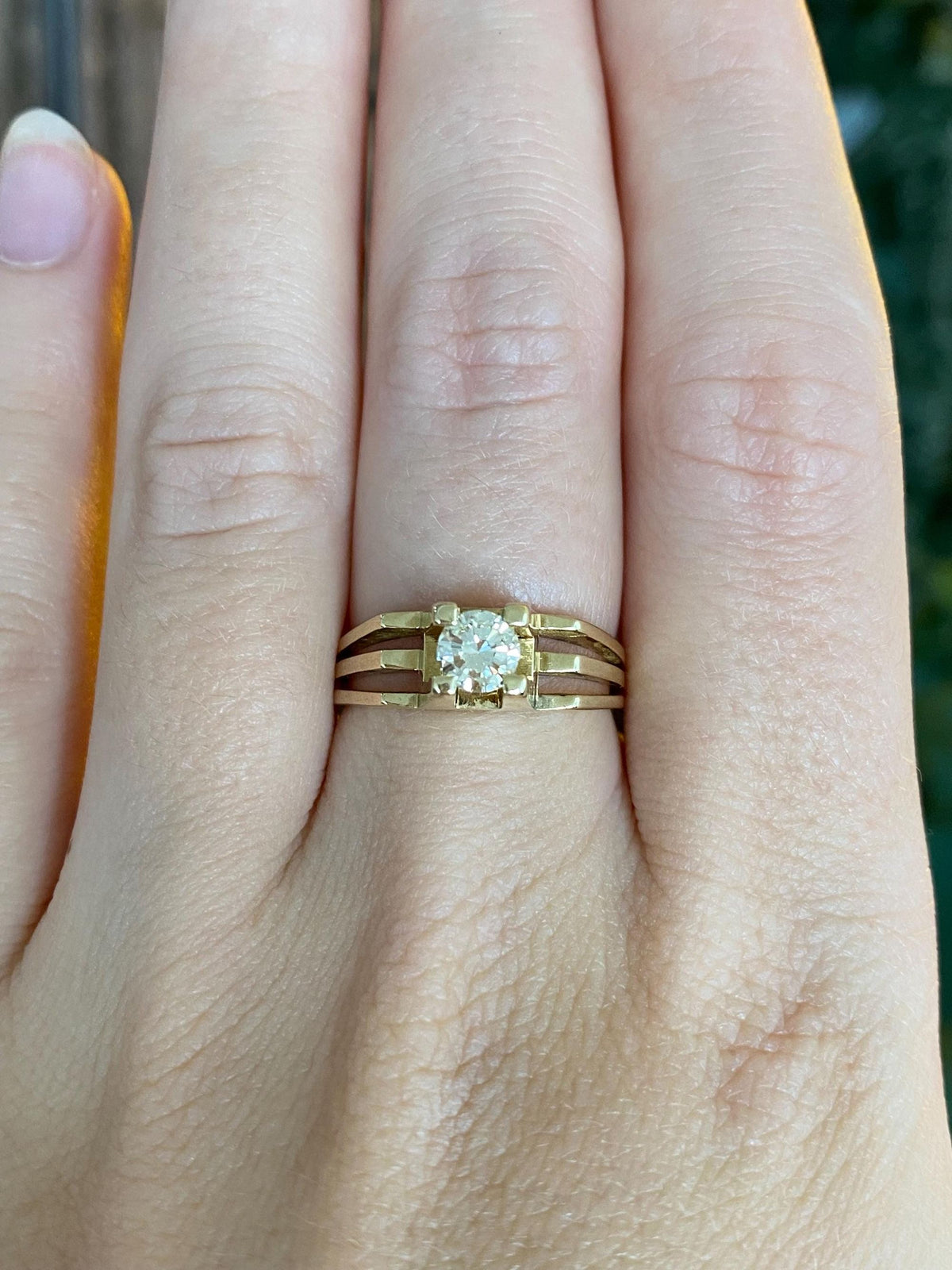 Vintage Solid 18k Yellow Gold Diamond Lined Ring - Size 7