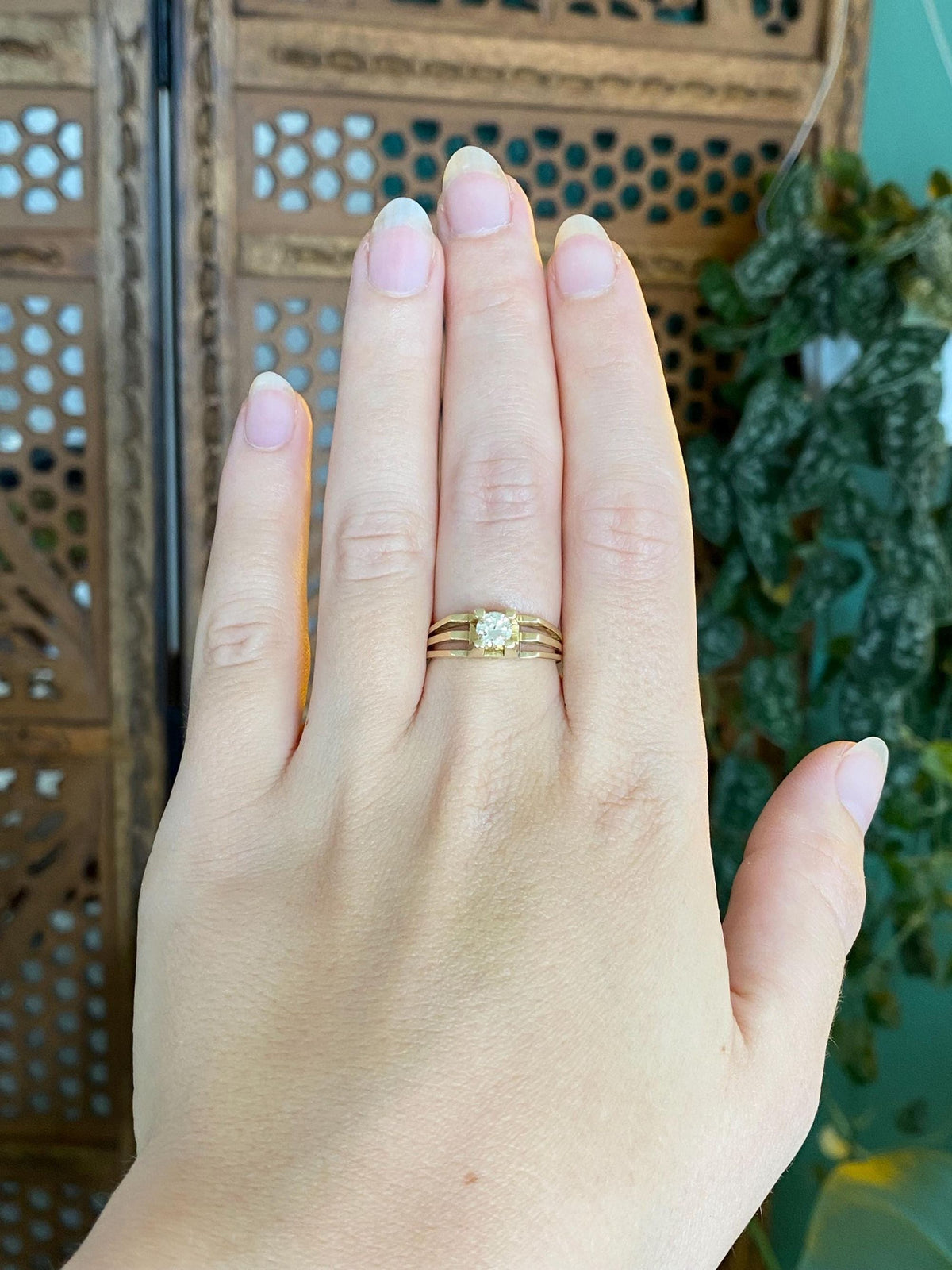 Vintage Solid 18k Yellow Gold Diamond Lined Ring - Size 7