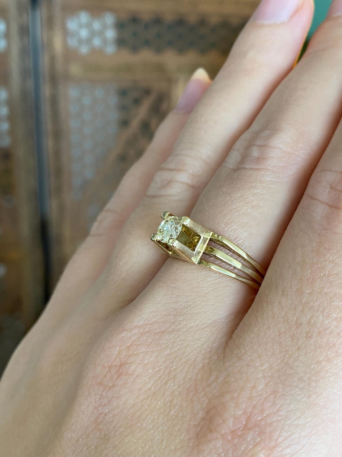 Vintage Solid 18k Yellow Gold Diamond Lined Ring - Size 7
