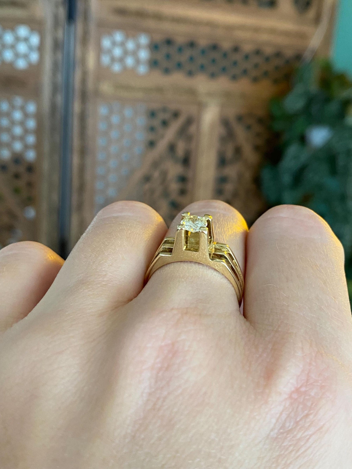 Vintage Solid 18k Yellow Gold Diamond Lined Ring - Size 7