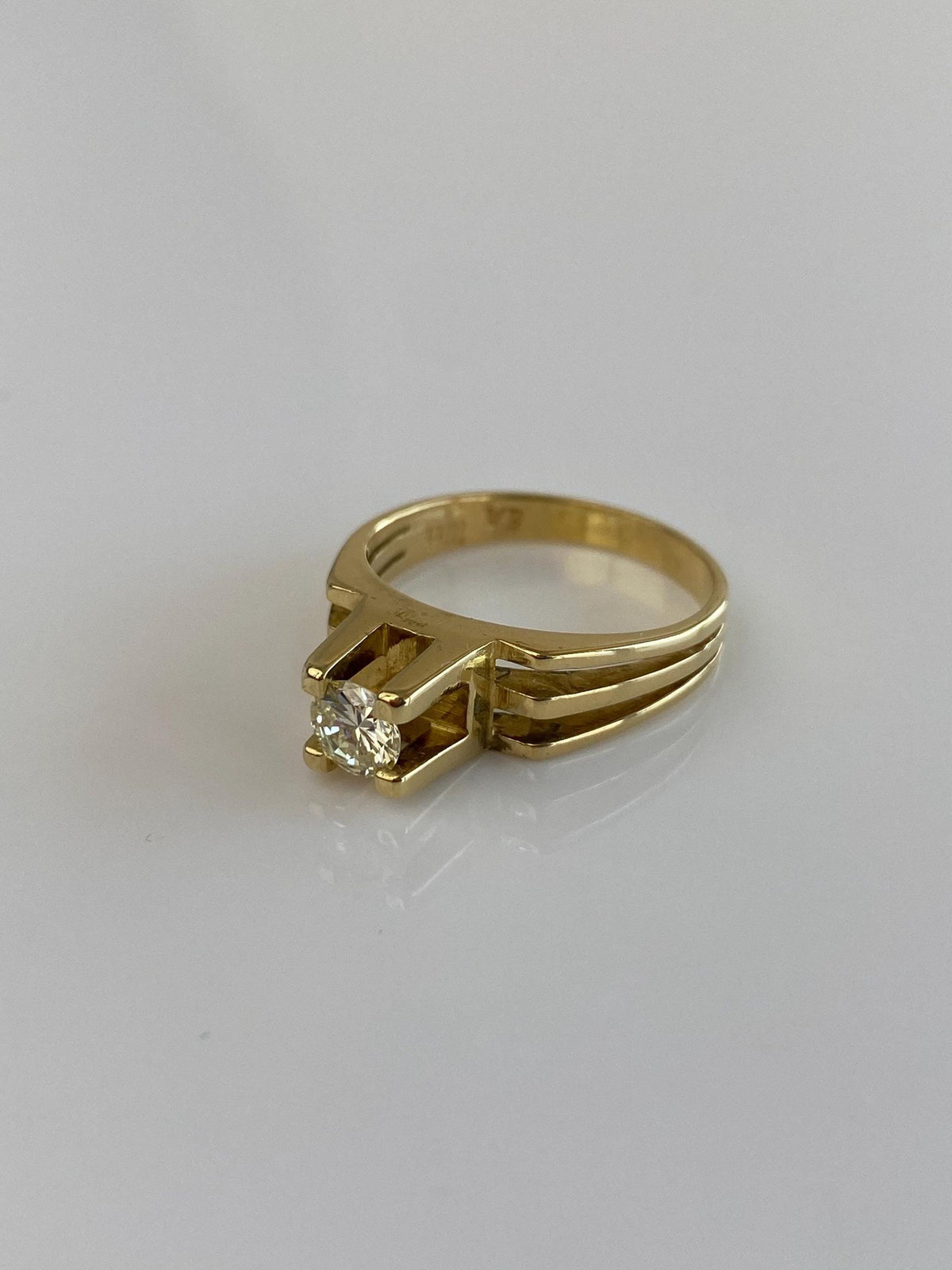 Vintage Solid 18k Yellow Gold Diamond Lined Ring - Size 7