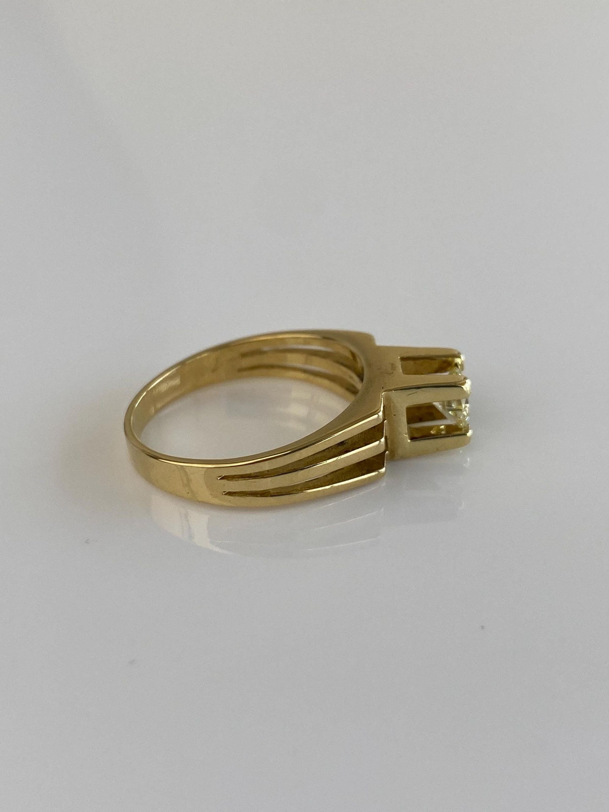 Vintage Solid 18k Yellow Gold Diamond Lined Ring - Size 7