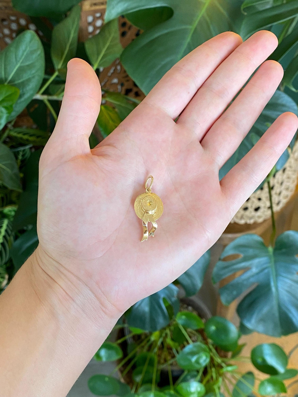 Vintage Solid 18k Yellow Gold Ribbon Hat Charm