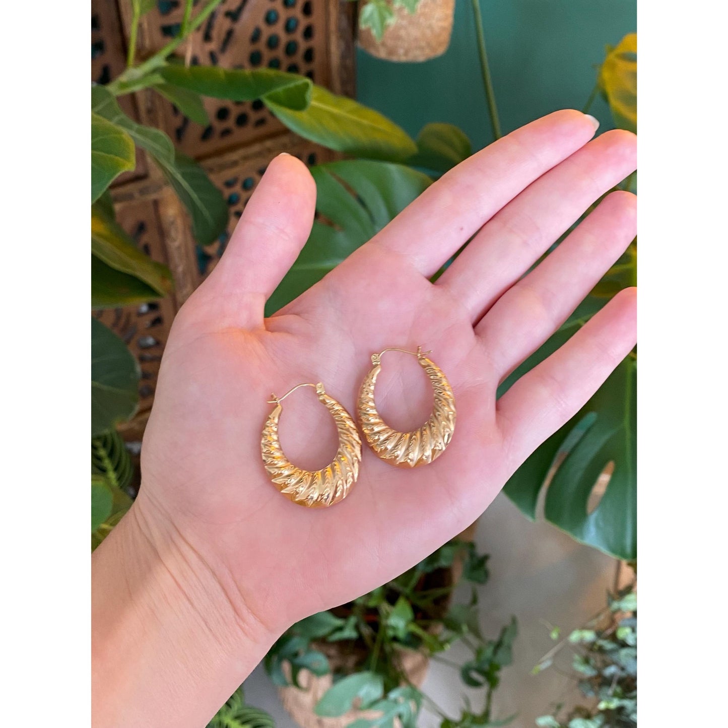 Vintage 14k Yellow Gold Diamond Cut Scalloped Hoop Earrings