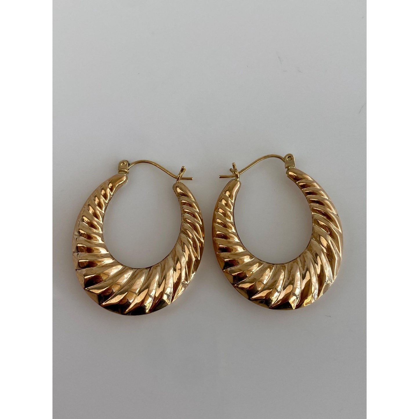 Vintage 14k Yellow Gold Diamond Cut Scalloped Hoop Earrings