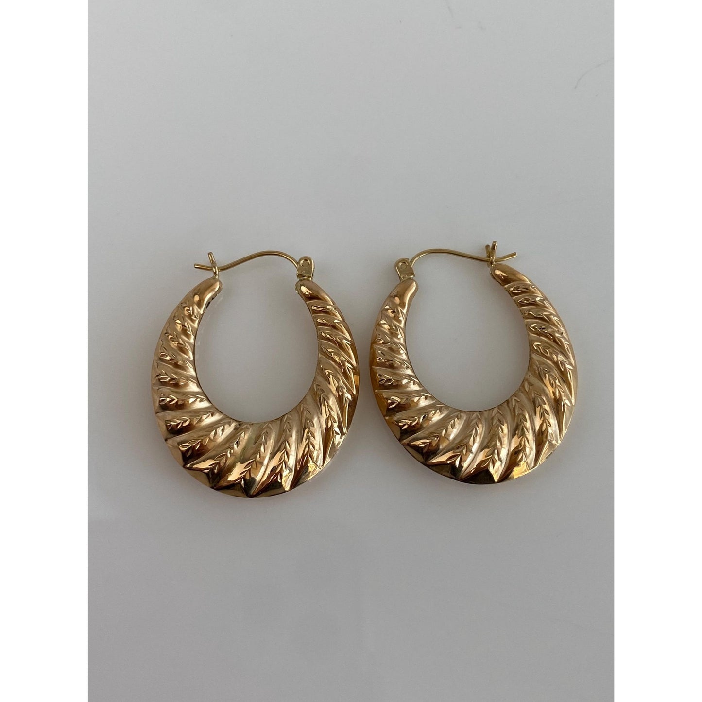 Vintage 14k Yellow Gold Diamond Cut Scalloped Hoop Earrings