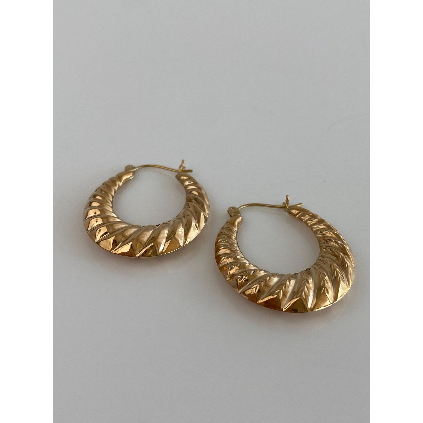 Vintage 14k Yellow Gold Diamond Cut Scalloped Hoop Earrings