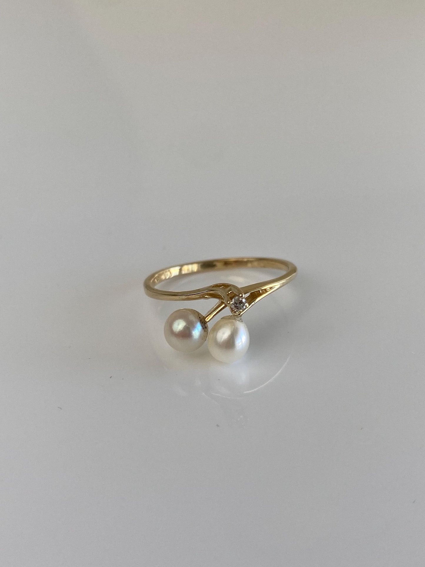 Vintage Solid 14k Yellow Gold Clear Sapphire Pearls Ring - Size 6.25