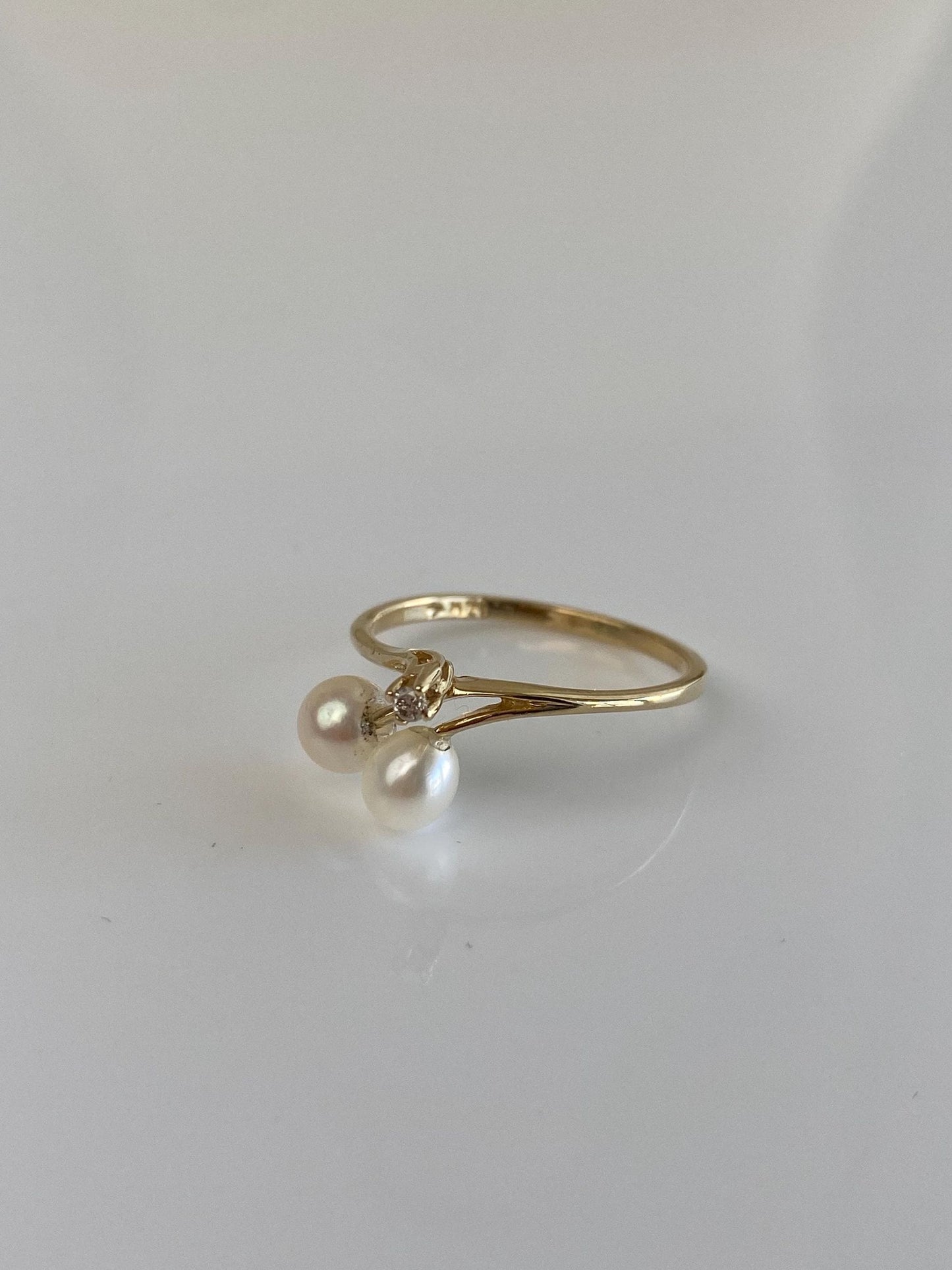 Vintage Solid 14k Yellow Gold Clear Sapphire Pearls Ring - Size 6.25