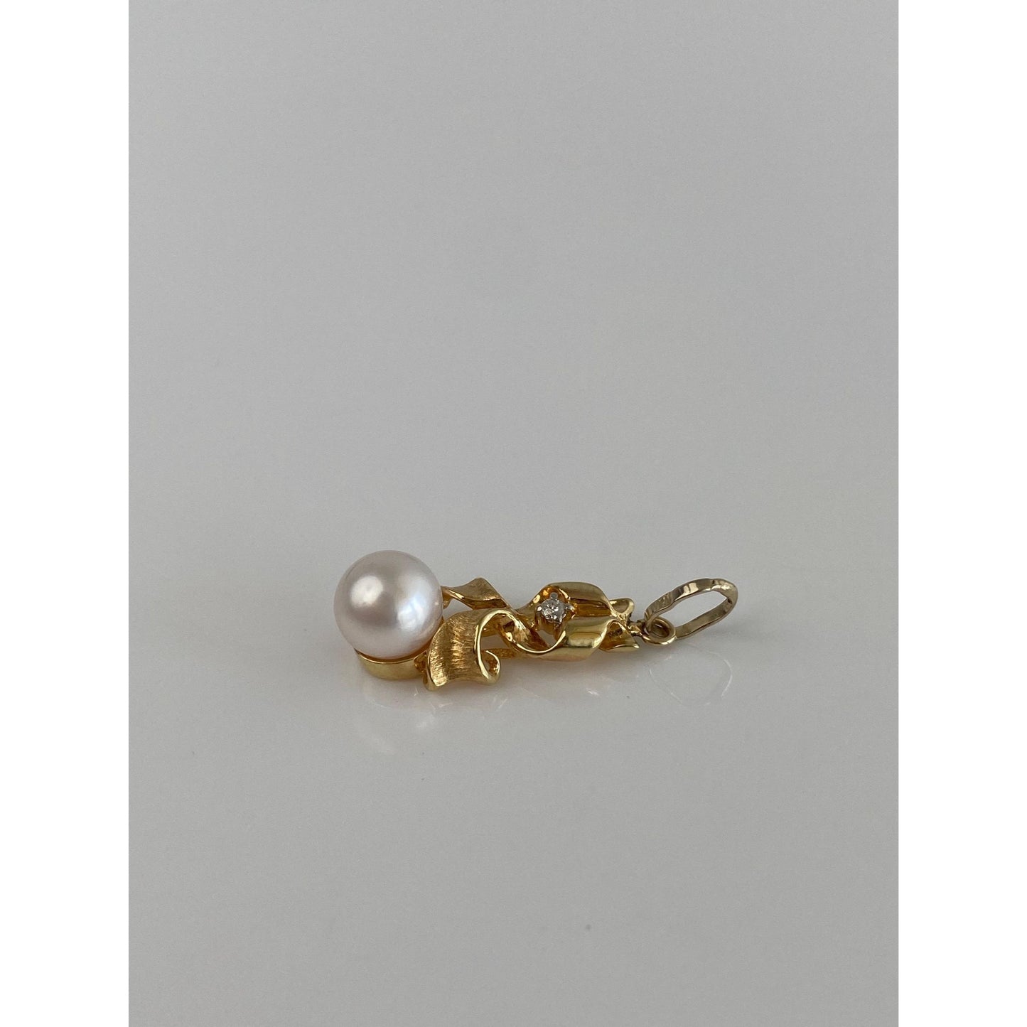 Vintage Solid 18k Yellow Gold Diamond Pearl Charm