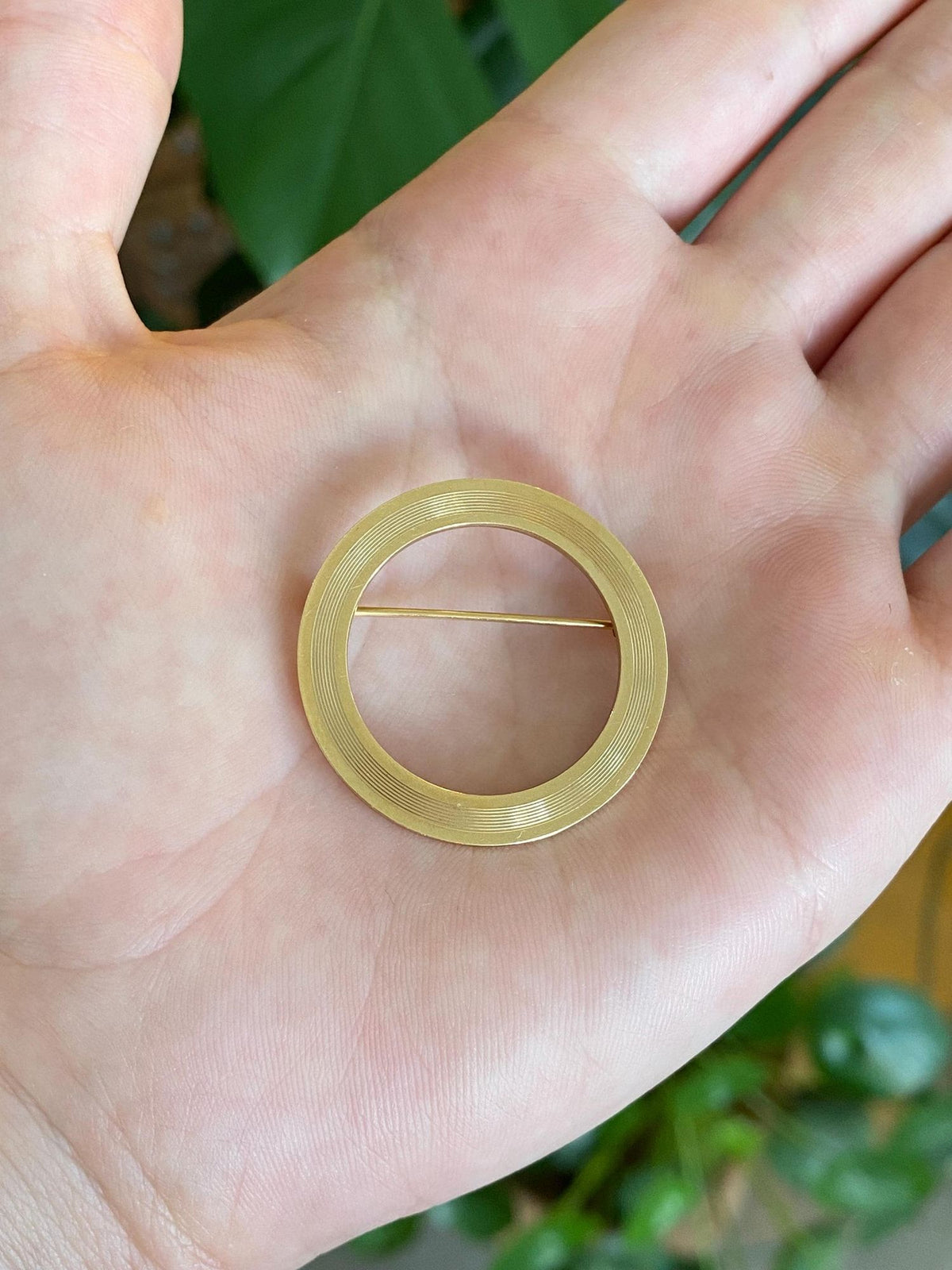 Vintage Solid 14k Yellow Gold Lined Open Circle Brooch Pin