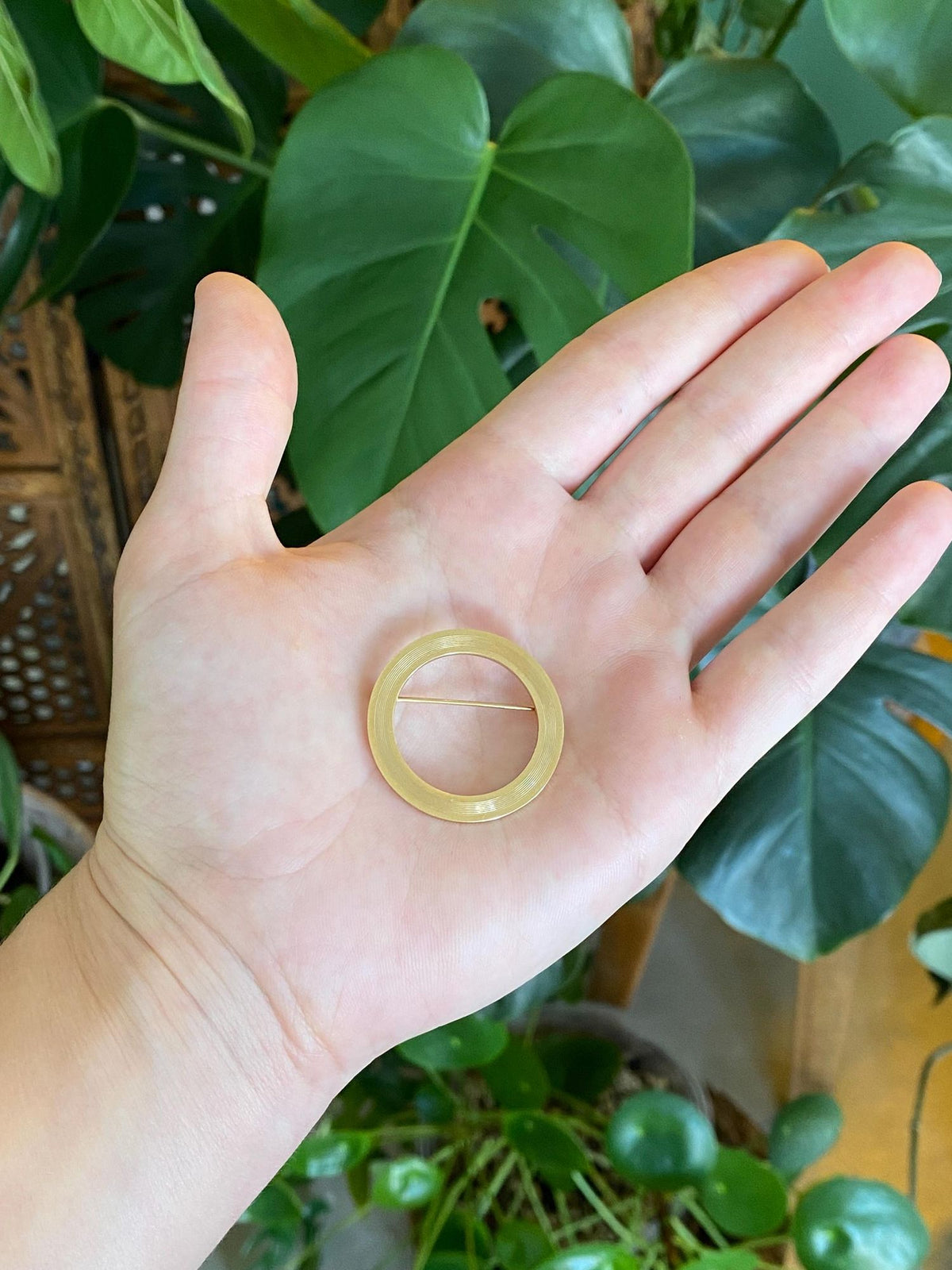 Vintage Solid 14k Yellow Gold Lined Open Circle Brooch Pin