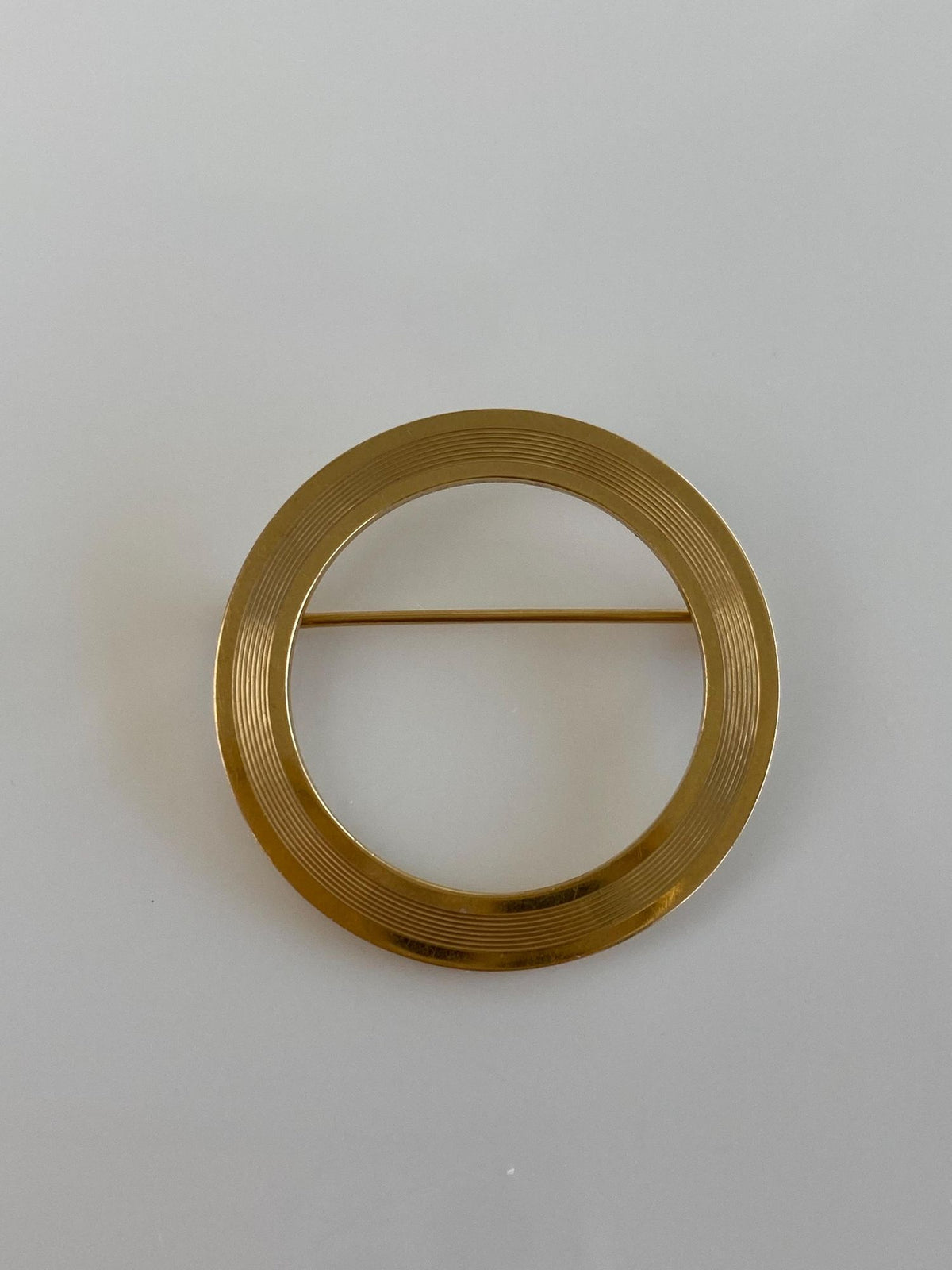 Vintage Solid 14k Yellow Gold Lined Open Circle Brooch Pin