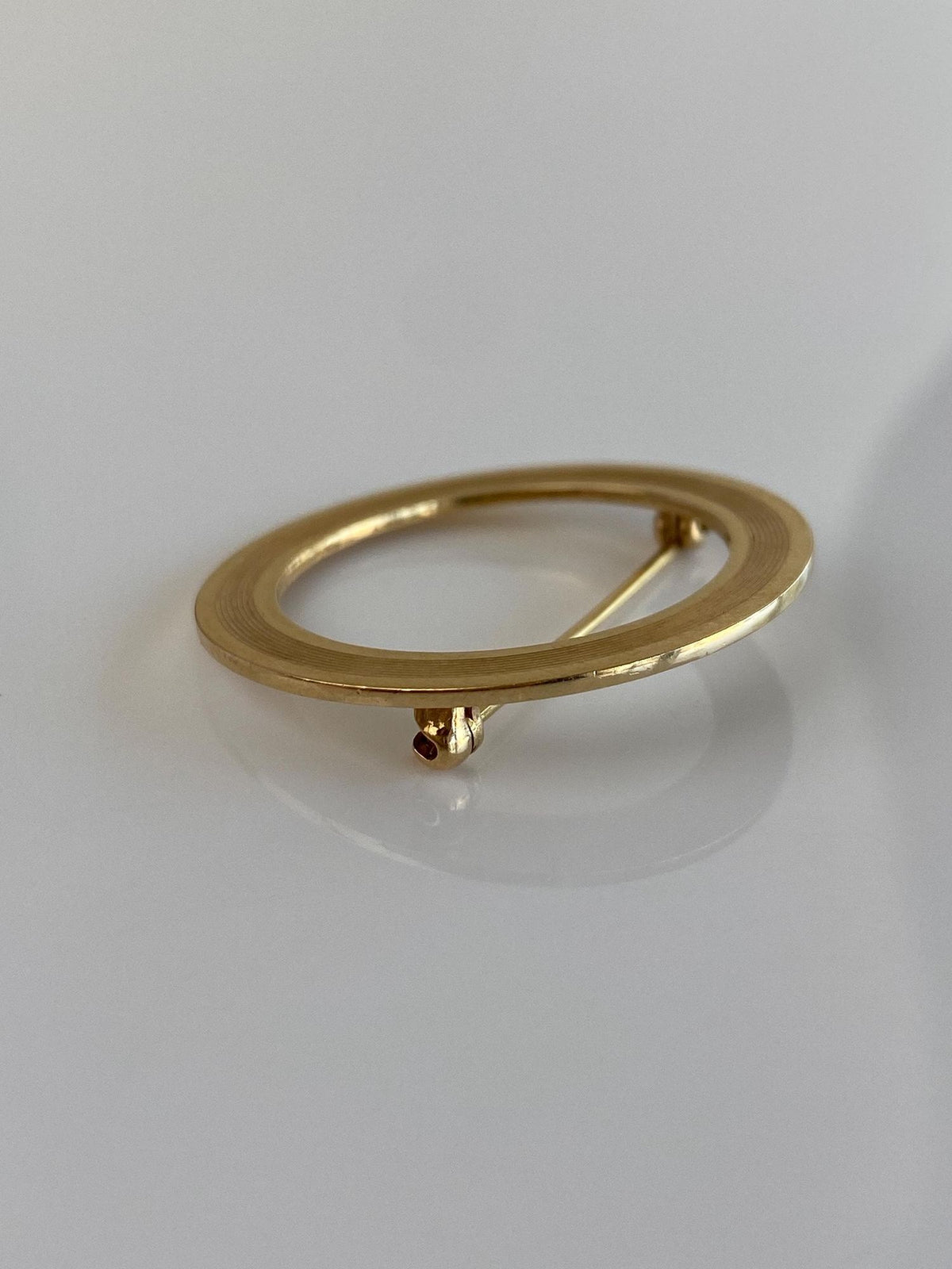 Vintage Solid 14k Yellow Gold Lined Open Circle Brooch Pin