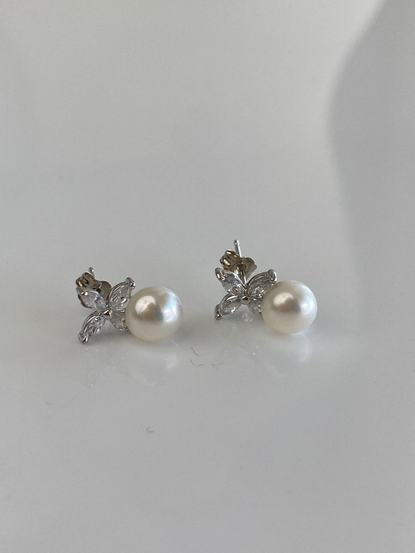 Vintage Solid 14k White Gold Clear Cubic Zirconia Flower Pearl Stud Earrings
