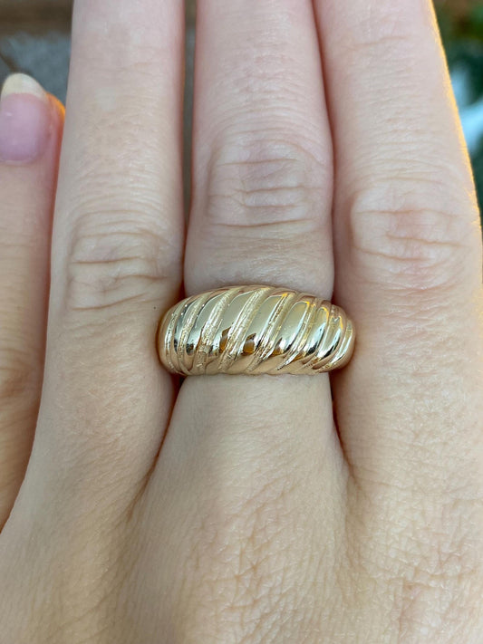 Solid 14k Yellow Gold Chunky Scalloped Ring - Size 5.5-6