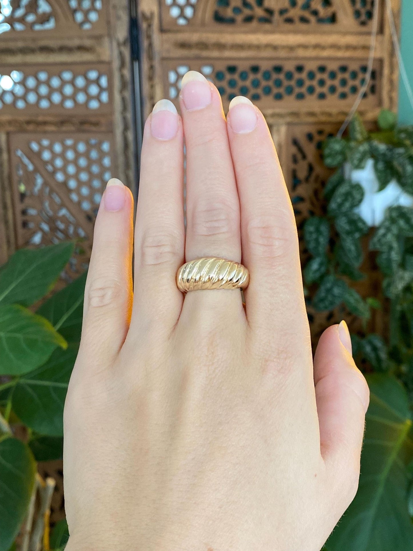 Solid 14k Yellow Gold Chunky Scalloped Ring - Size 5.5-6