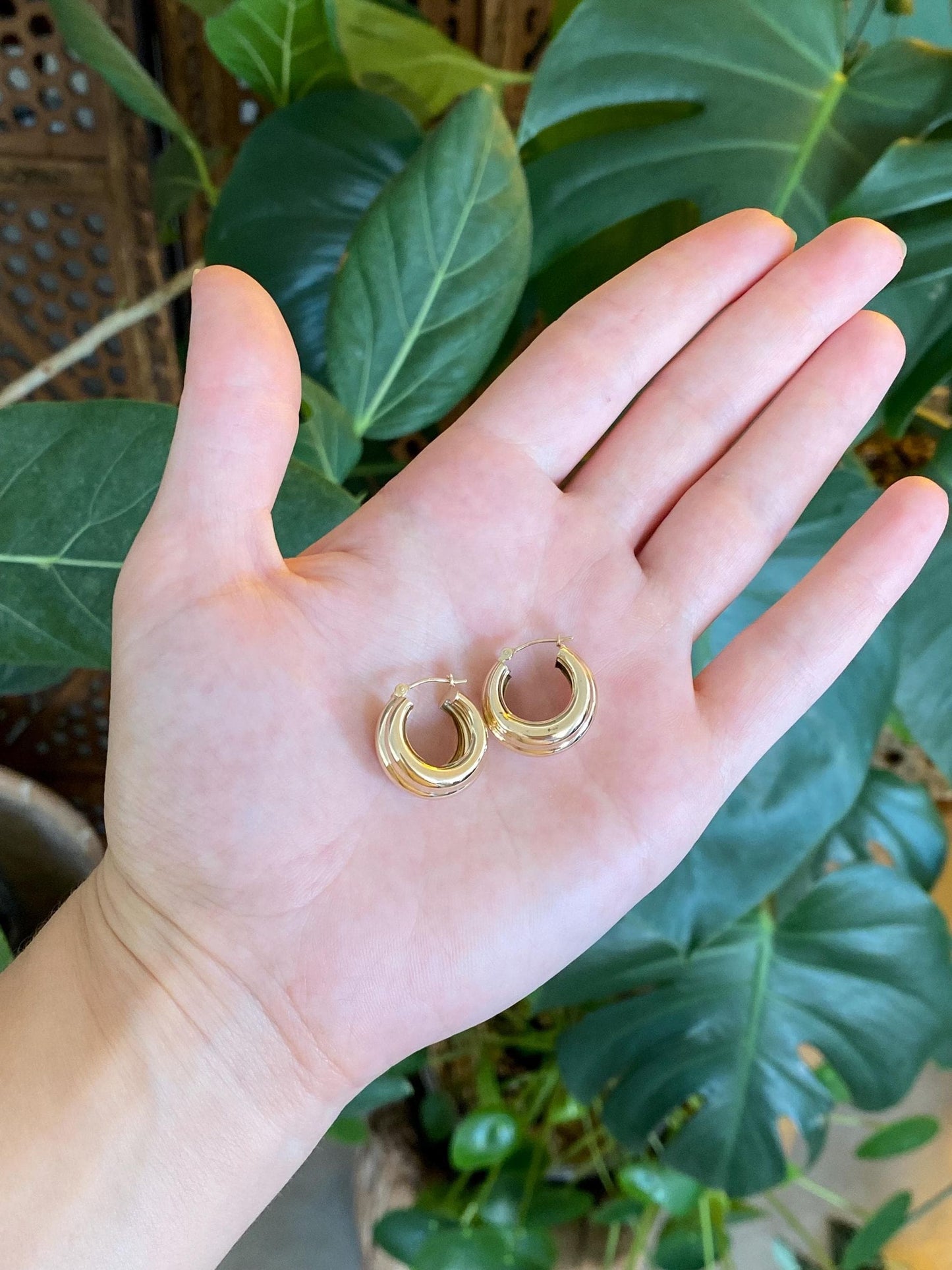 Vintage 14k Yellow Gold Chunky Lined Hoop Earrings