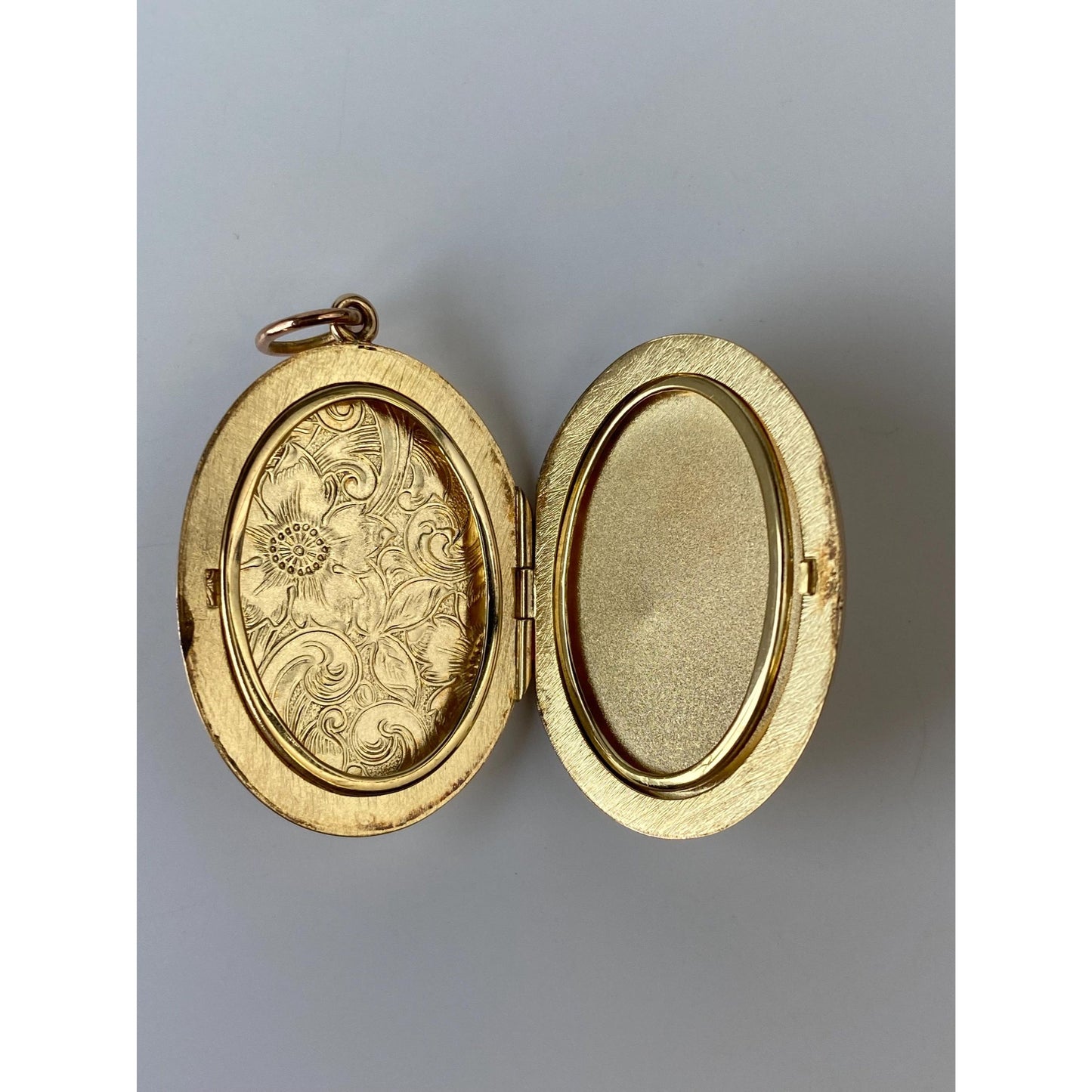 Vintage Solid 14k Yellow Gold Large Floral Engraved Locket Charm