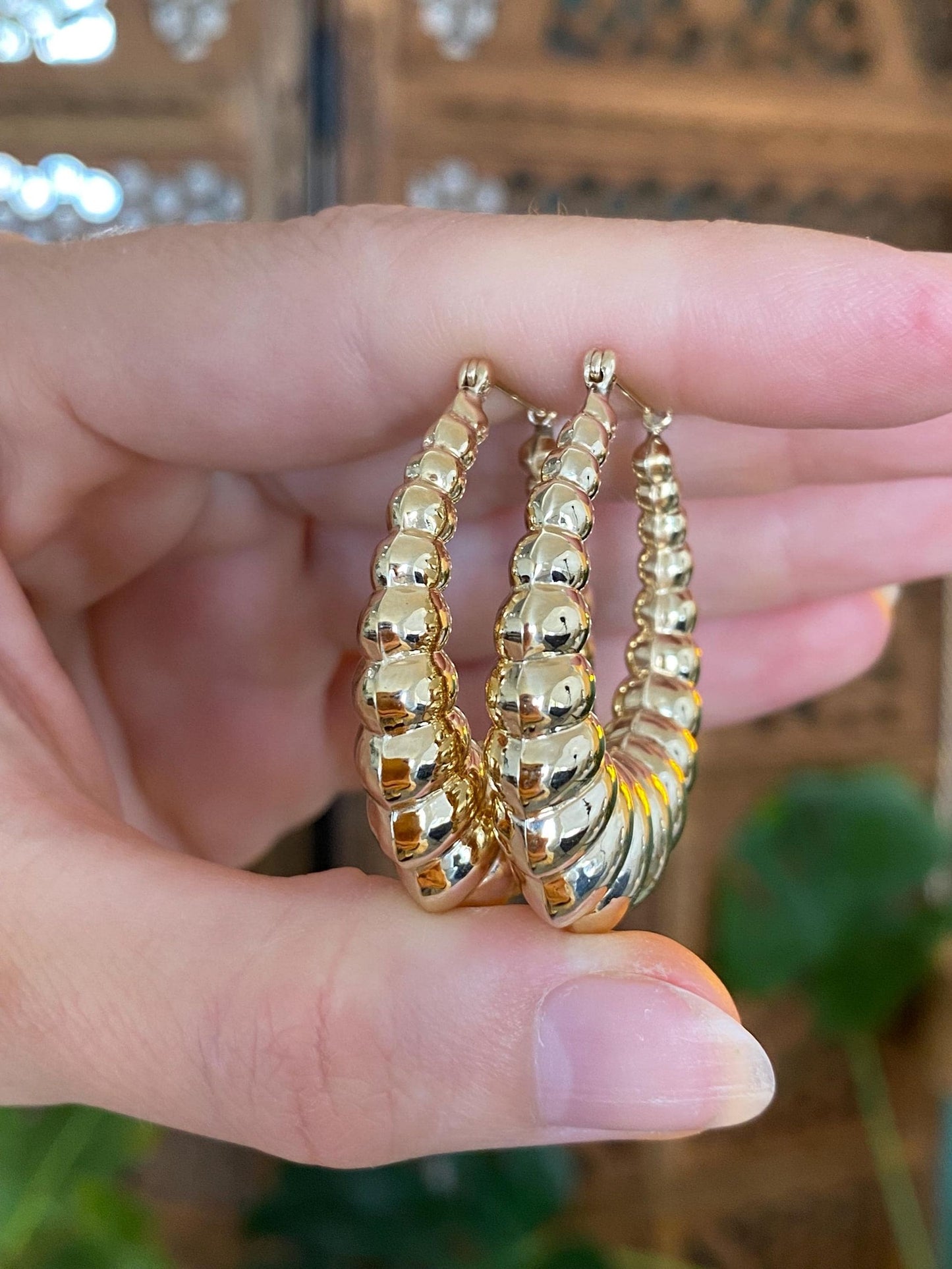 Vintage 14k Yellow Gold Chunky Scalloped Oval Hoop Earrings