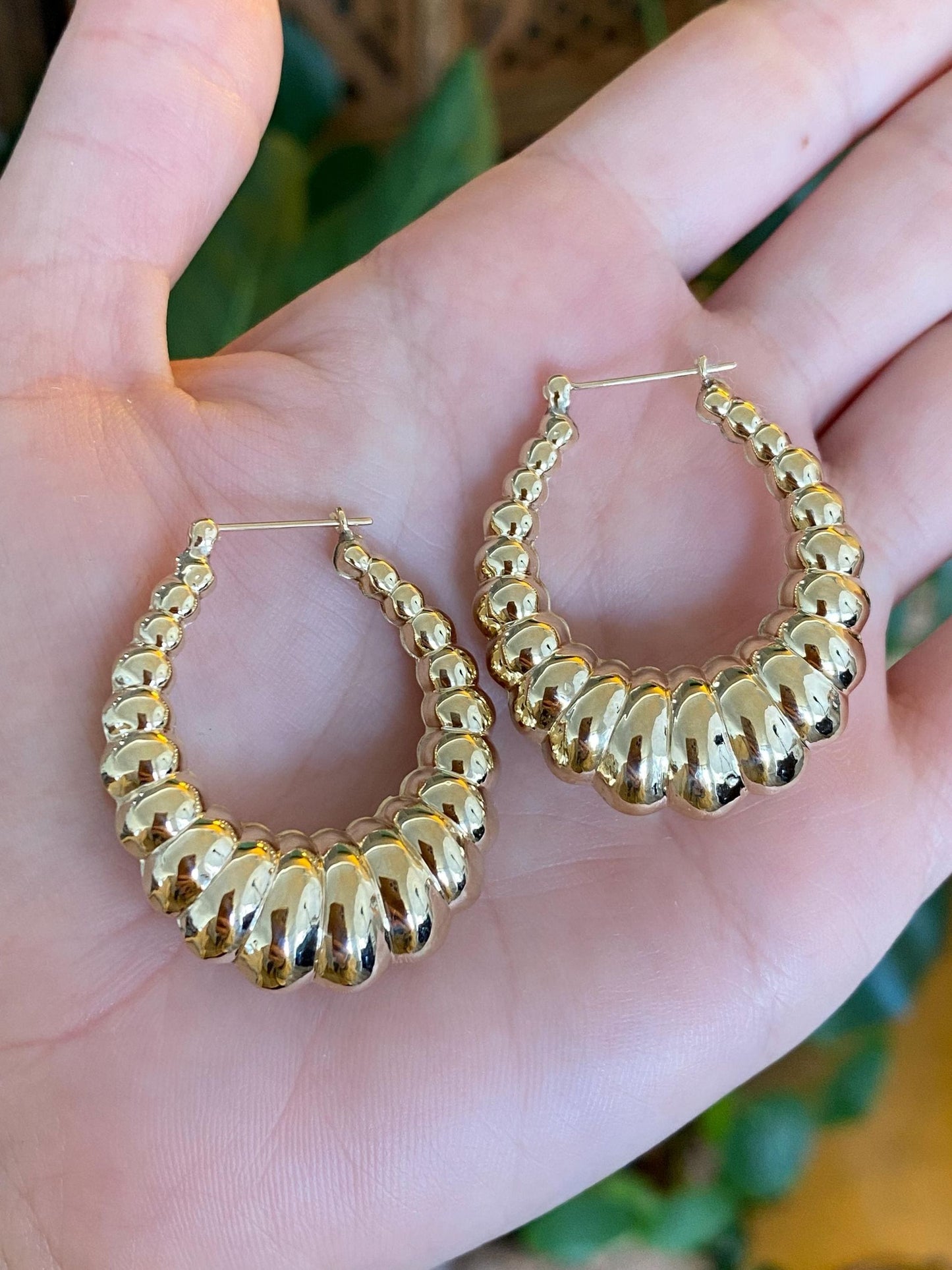 Vintage 14k Yellow Gold Chunky Scalloped Oval Hoop Earrings