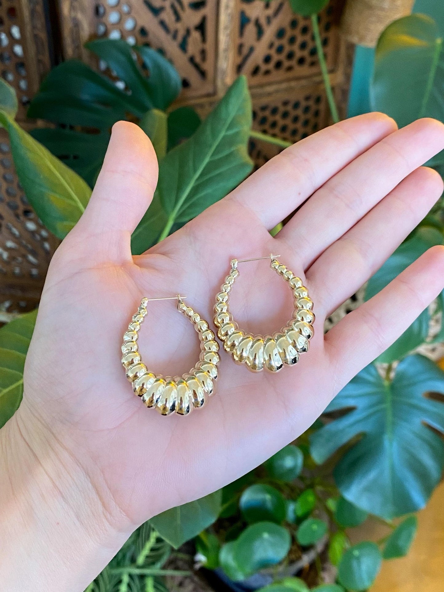 Vintage 14k Yellow Gold Chunky Scalloped Oval Hoop Earrings