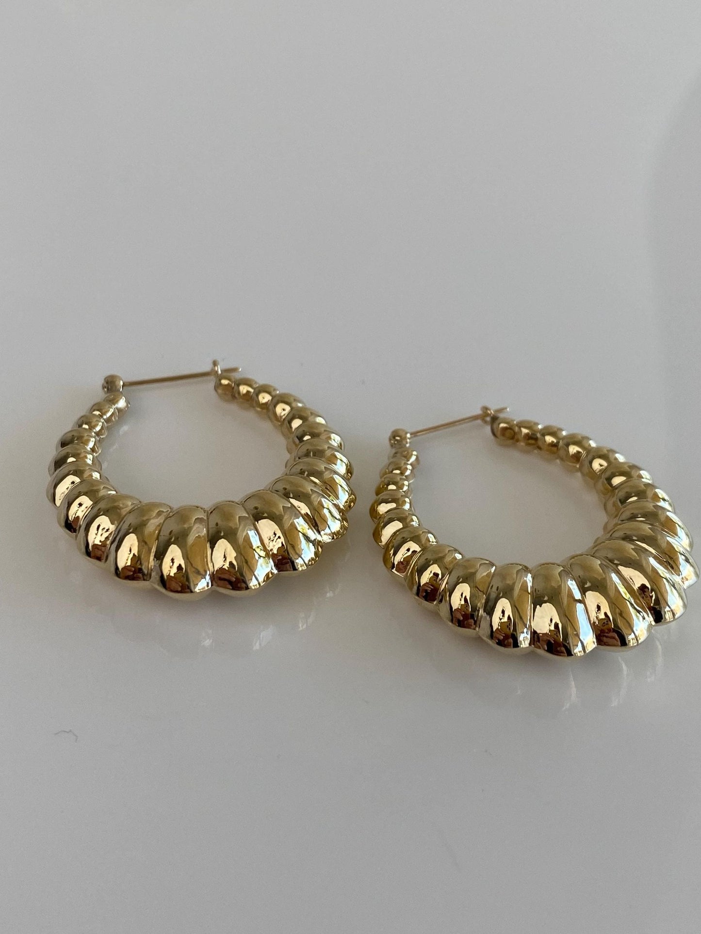 Vintage 14k Yellow Gold Chunky Scalloped Oval Hoop Earrings