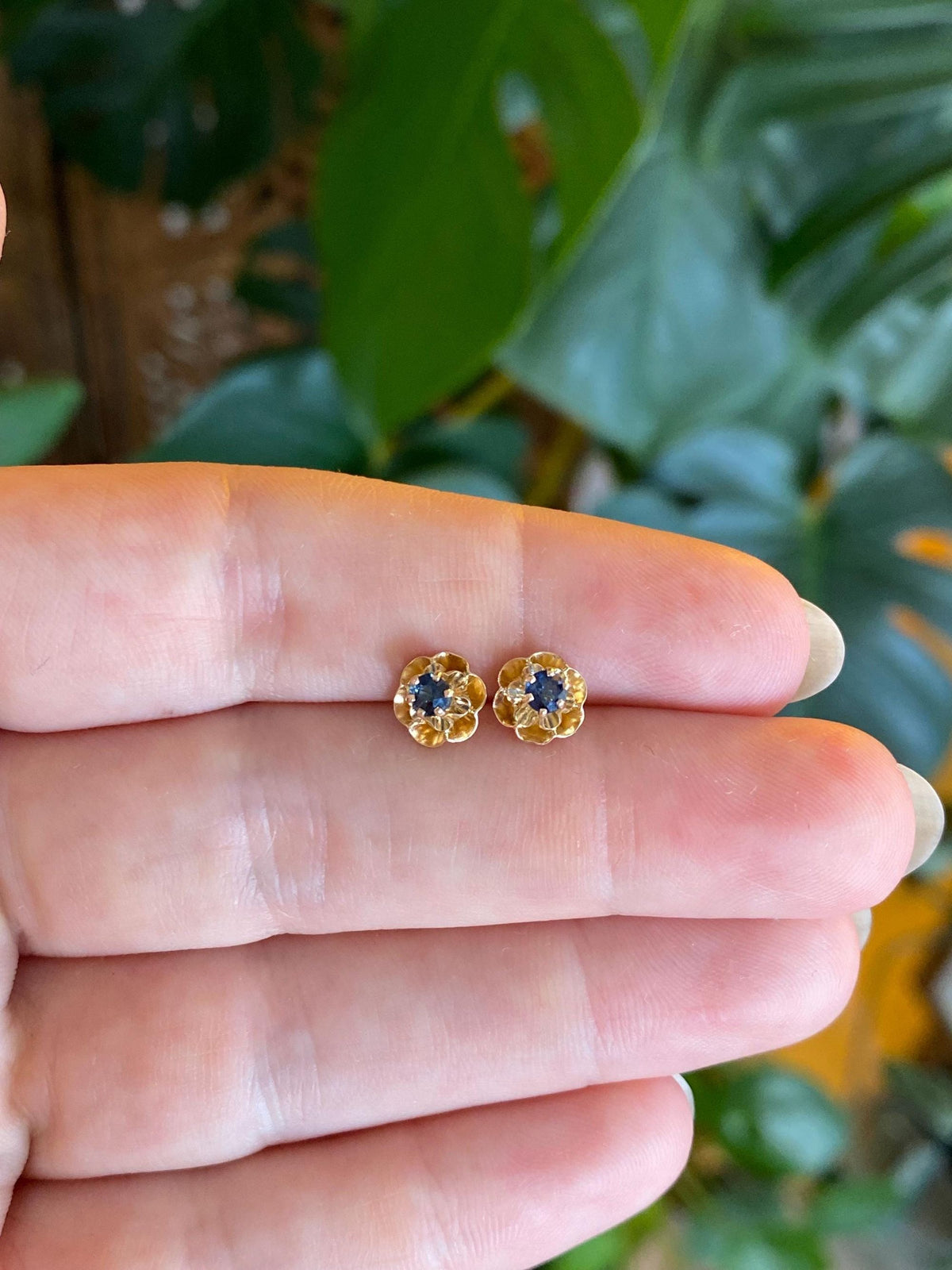 Vintage Solid 14k Yellow Gold Blue Sapphire Stud Earrings