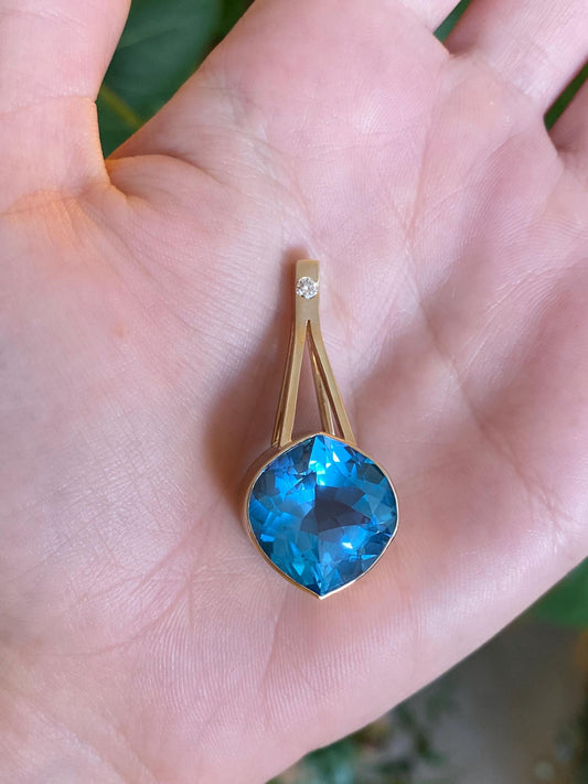 Vintage Solid 14k Yellow Gold Diamond Topaz Charm