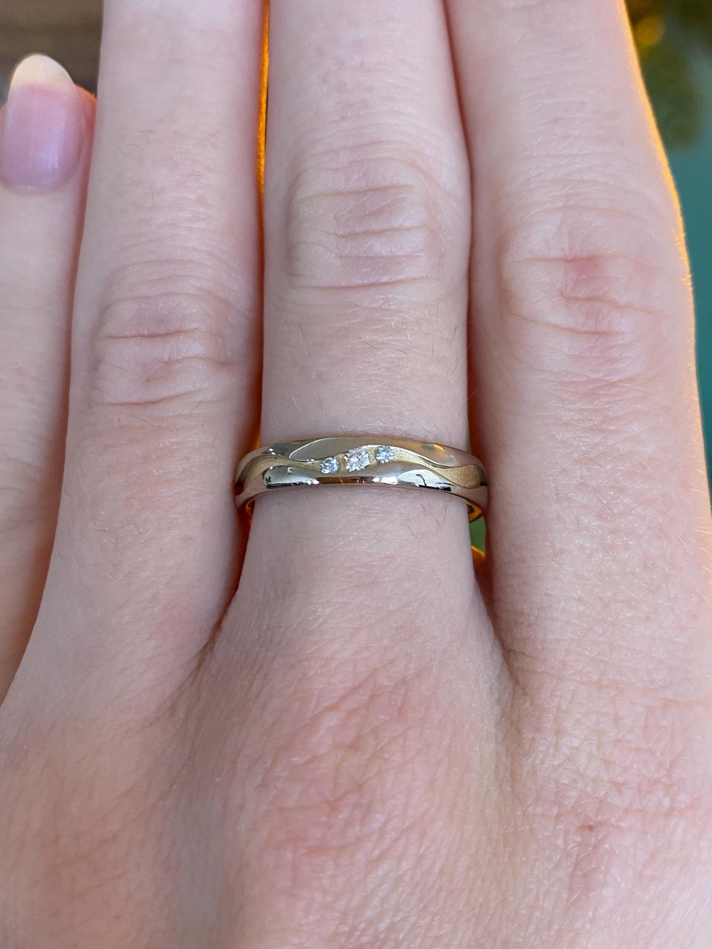 Vintage Solid 18k Yellow Gold Diamond Satin Shiny Design Ring Band - Size 6.25