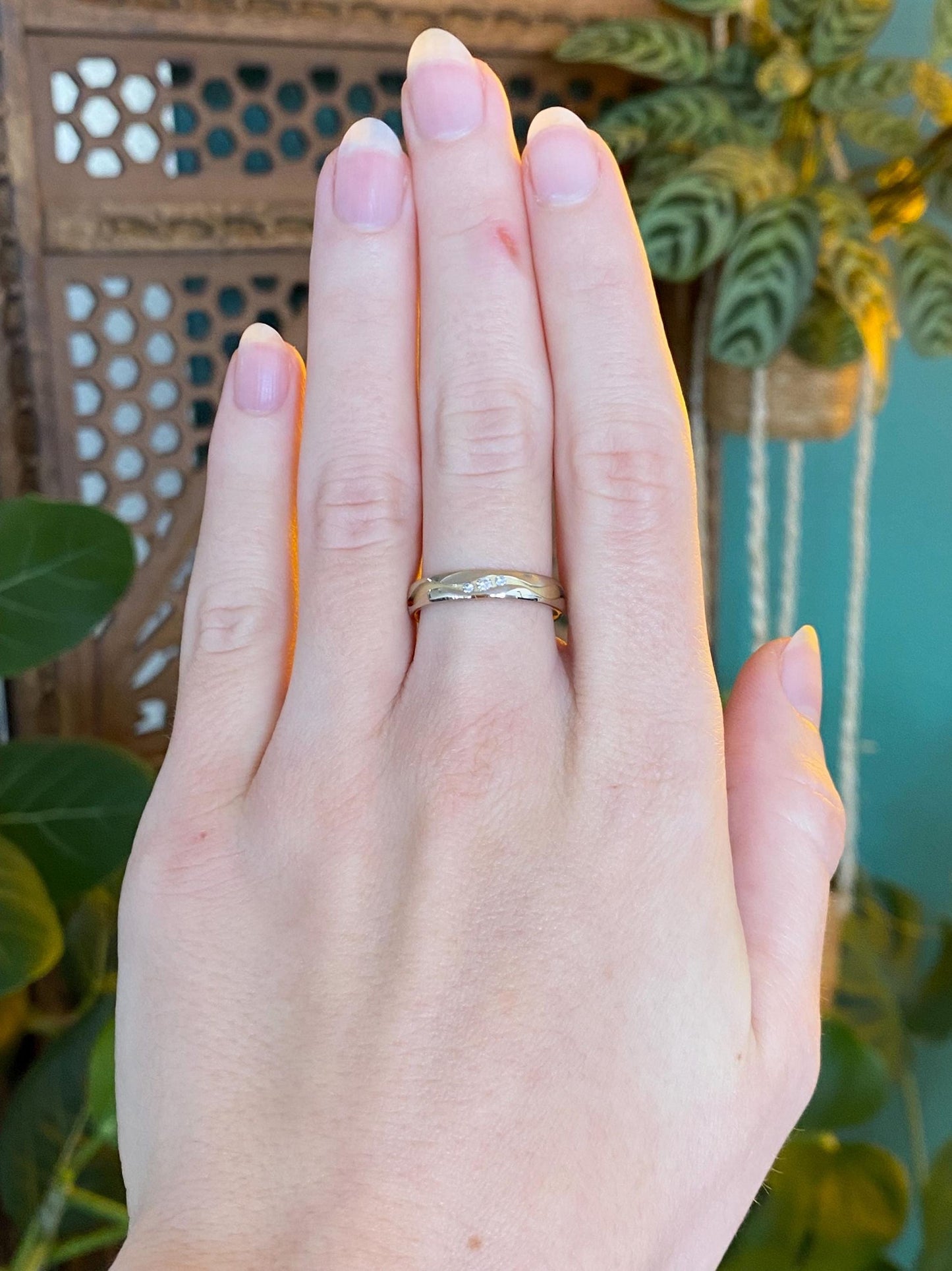 Vintage Solid 18k Yellow Gold Diamond Satin Shiny Design Ring Band - Size 6.25