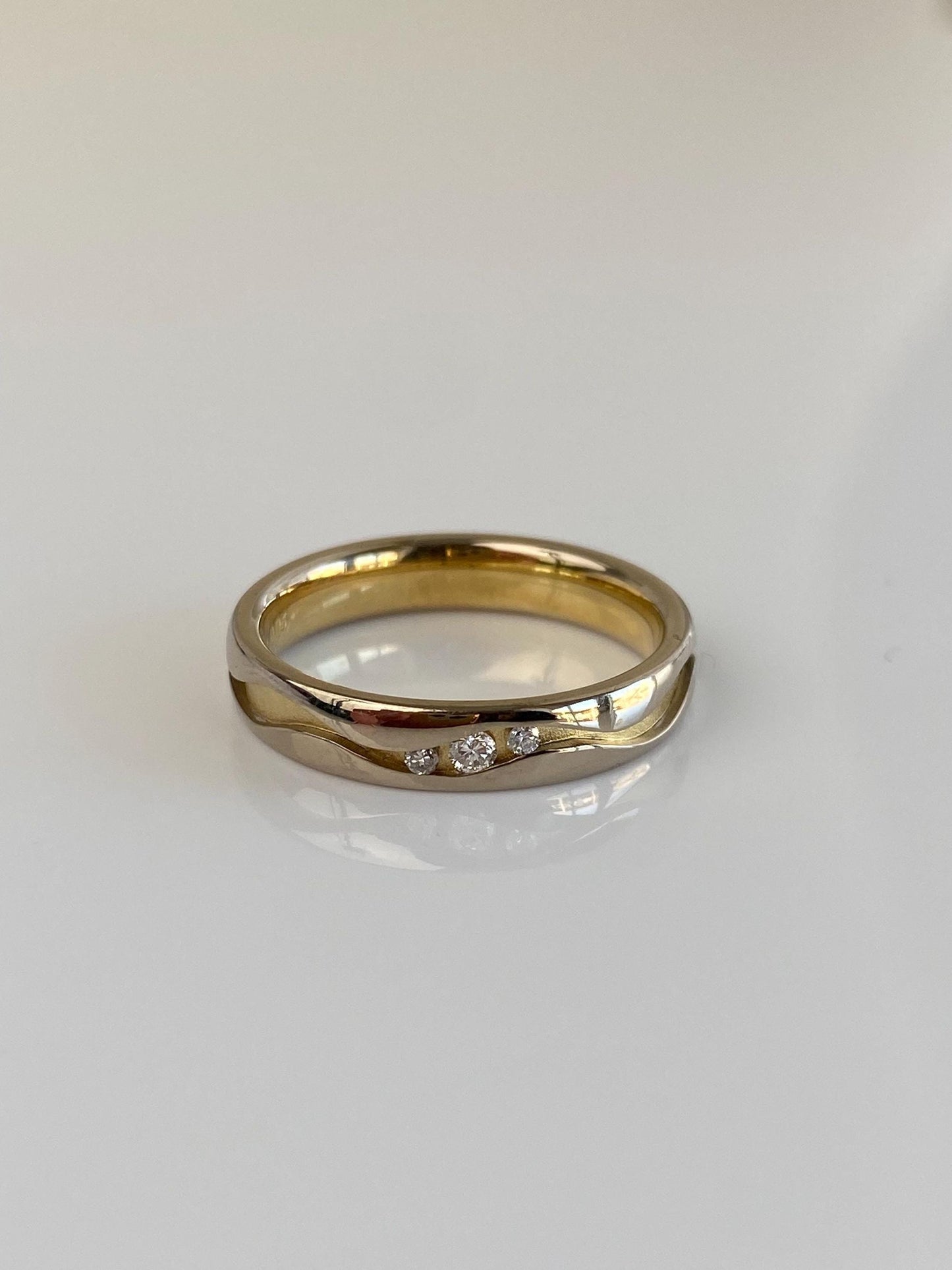 Vintage Solid 18k Yellow Gold Diamond Satin Shiny Design Ring Band - Size 6.25