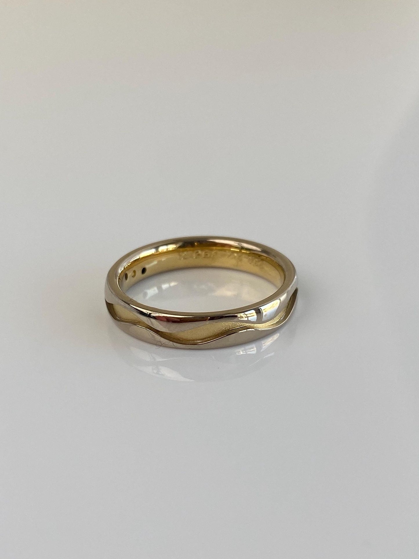 Vintage Solid 18k Yellow Gold Diamond Satin Shiny Design Ring Band - Size 6.25