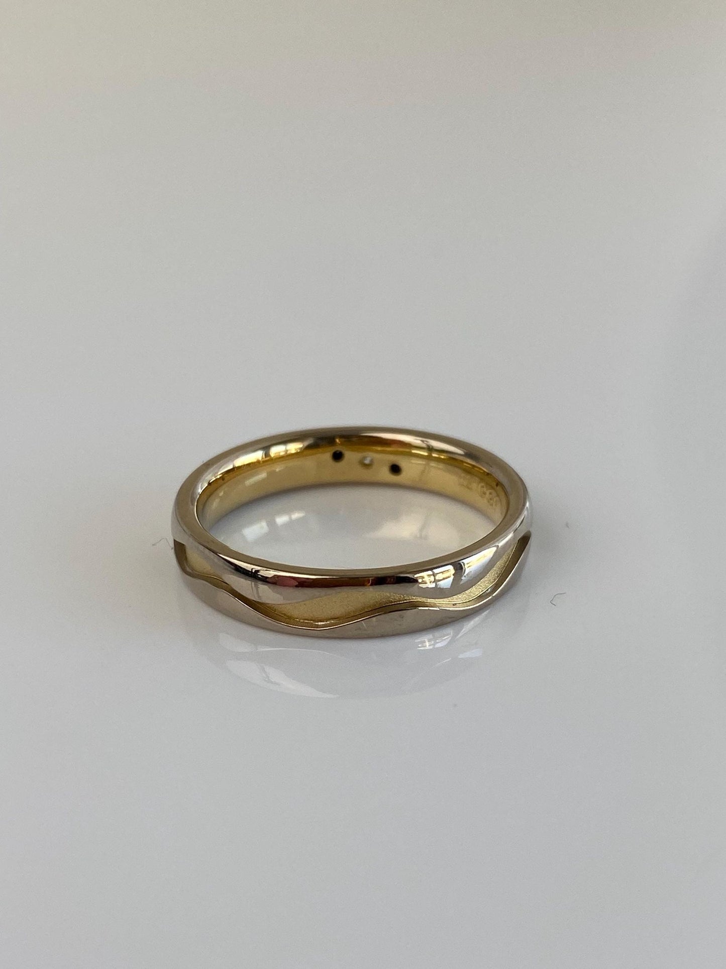 Vintage Solid 18k Yellow Gold Diamond Satin Shiny Design Ring Band - Size 6.25