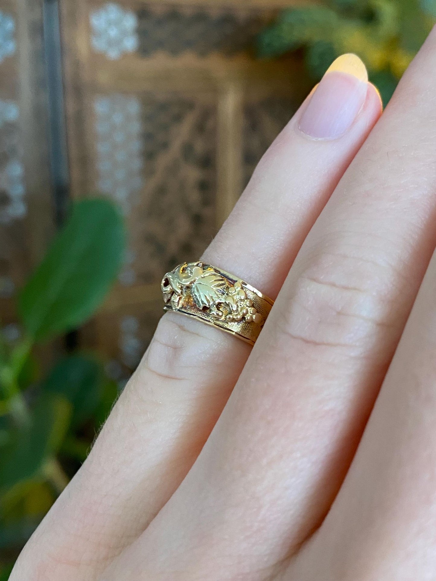 Vintage Solid 14k Black Hills Gold Leaves Ring Band - Size 2.5