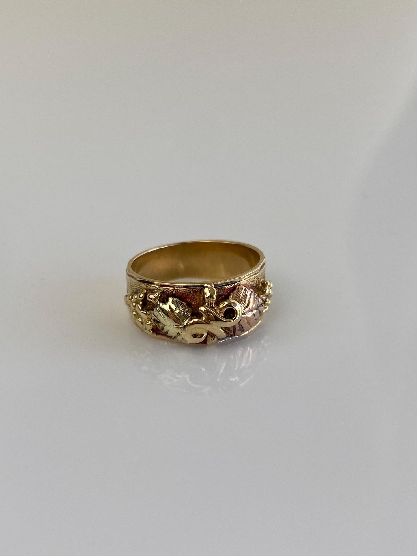 Vintage Solid 14k Black Hills Gold Leaves Ring Band - Size 2.5