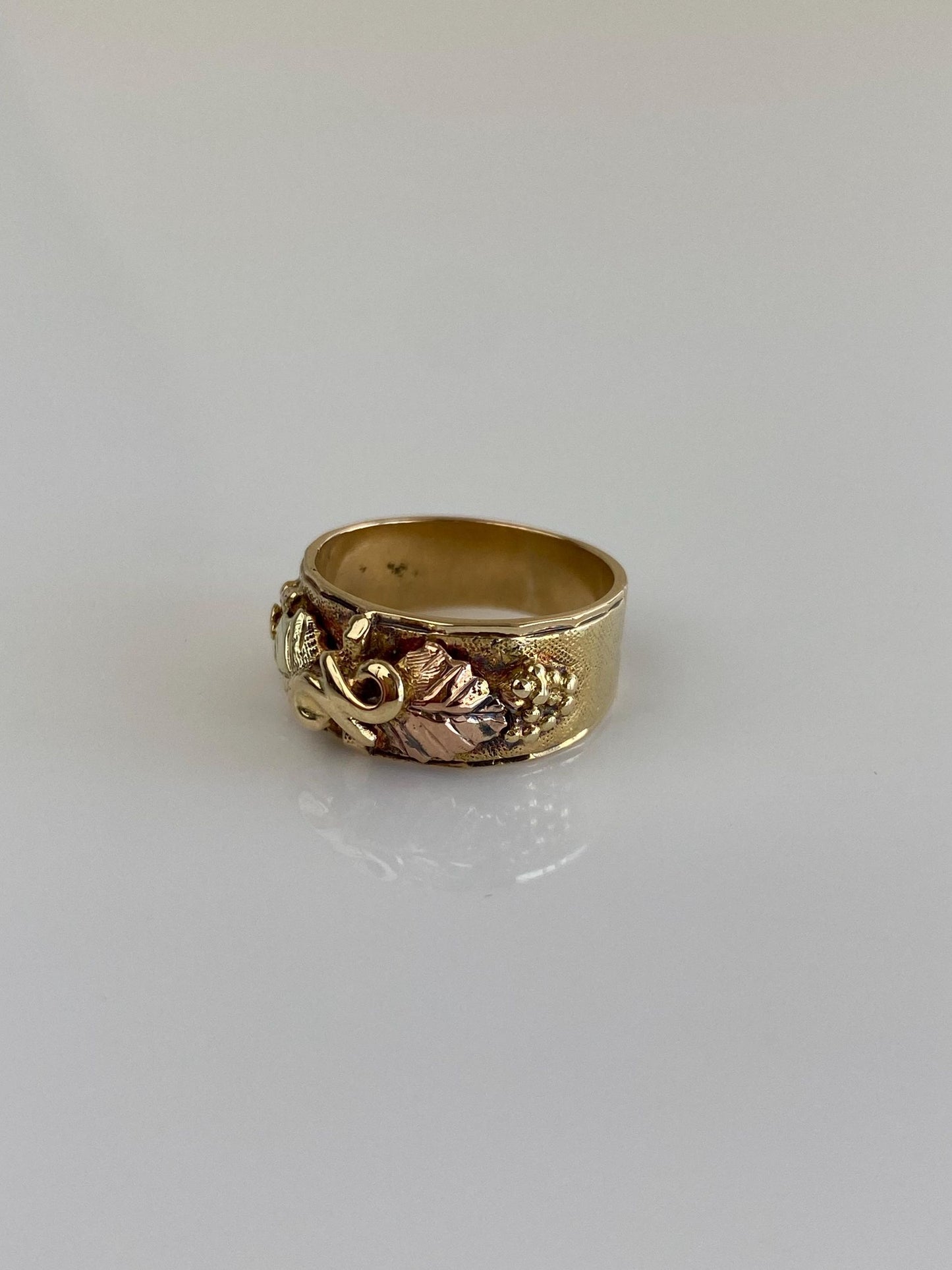 Vintage Solid 14k Black Hills Gold Leaves Ring Band - Size 2.5