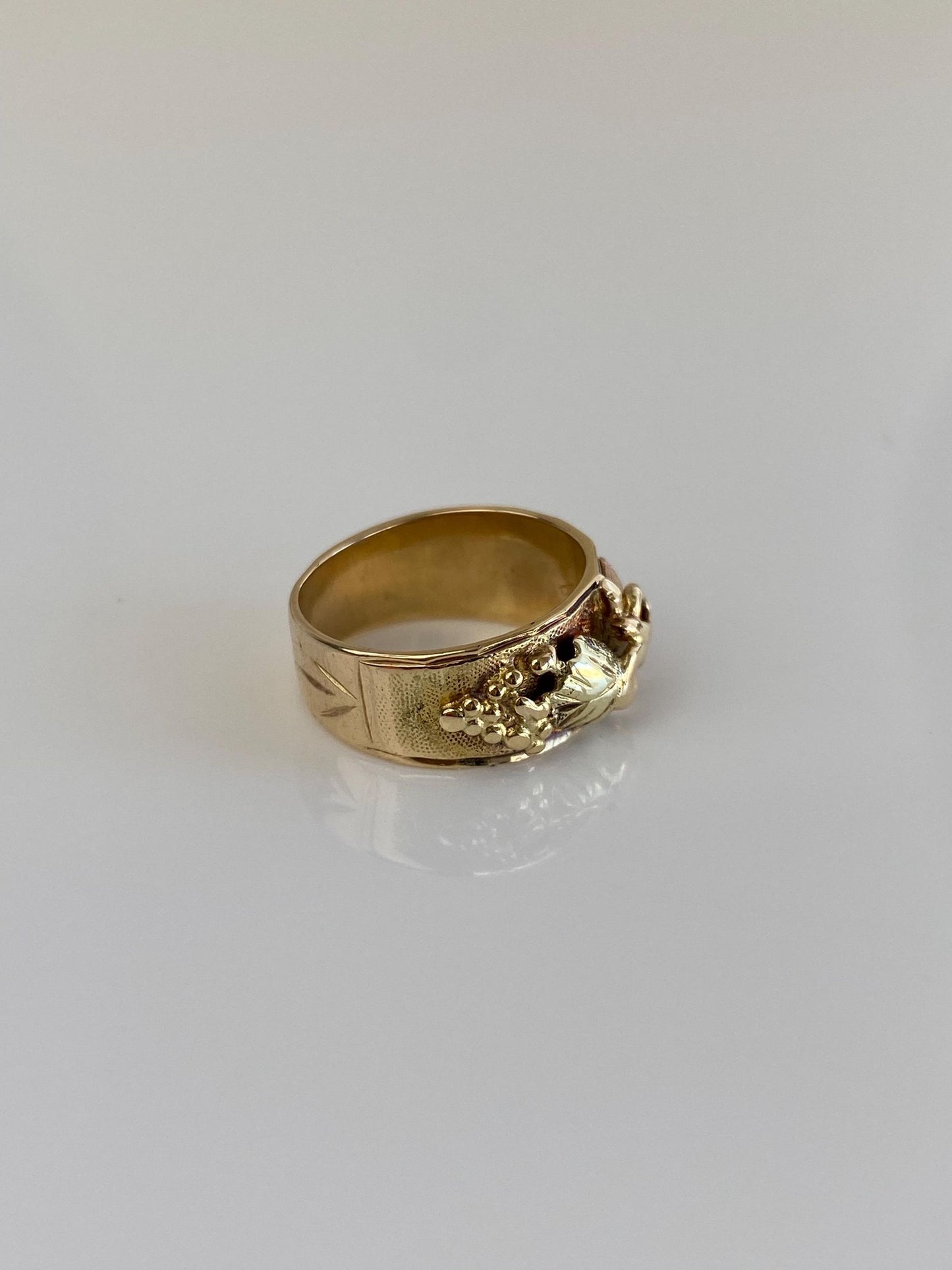 Vintage Solid 14k Black Hills Gold Leaves Ring Band - Size 2.5