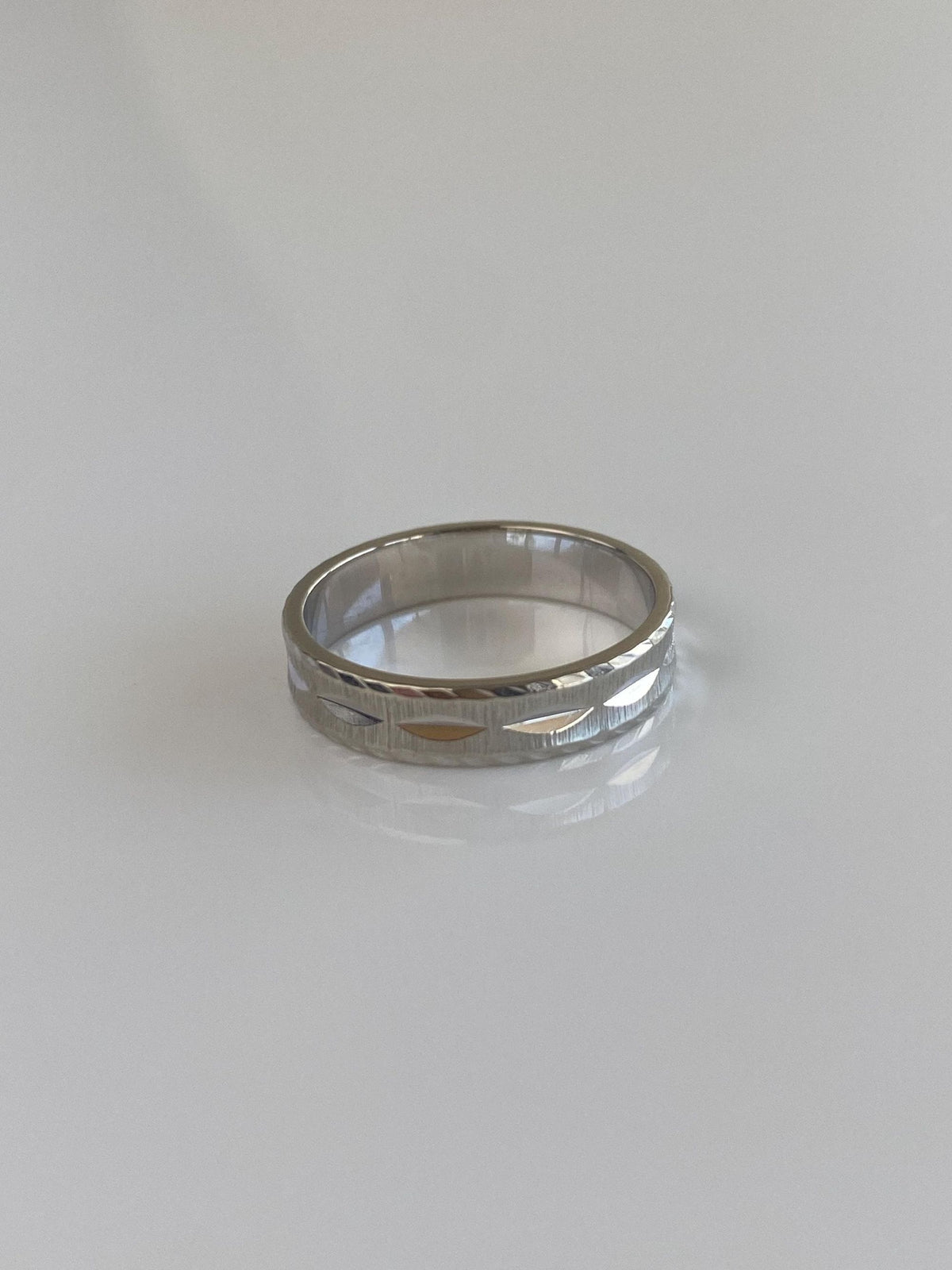 Vintage Solid 14k White Gold Diamond Cut Ring Band - Size 4.75